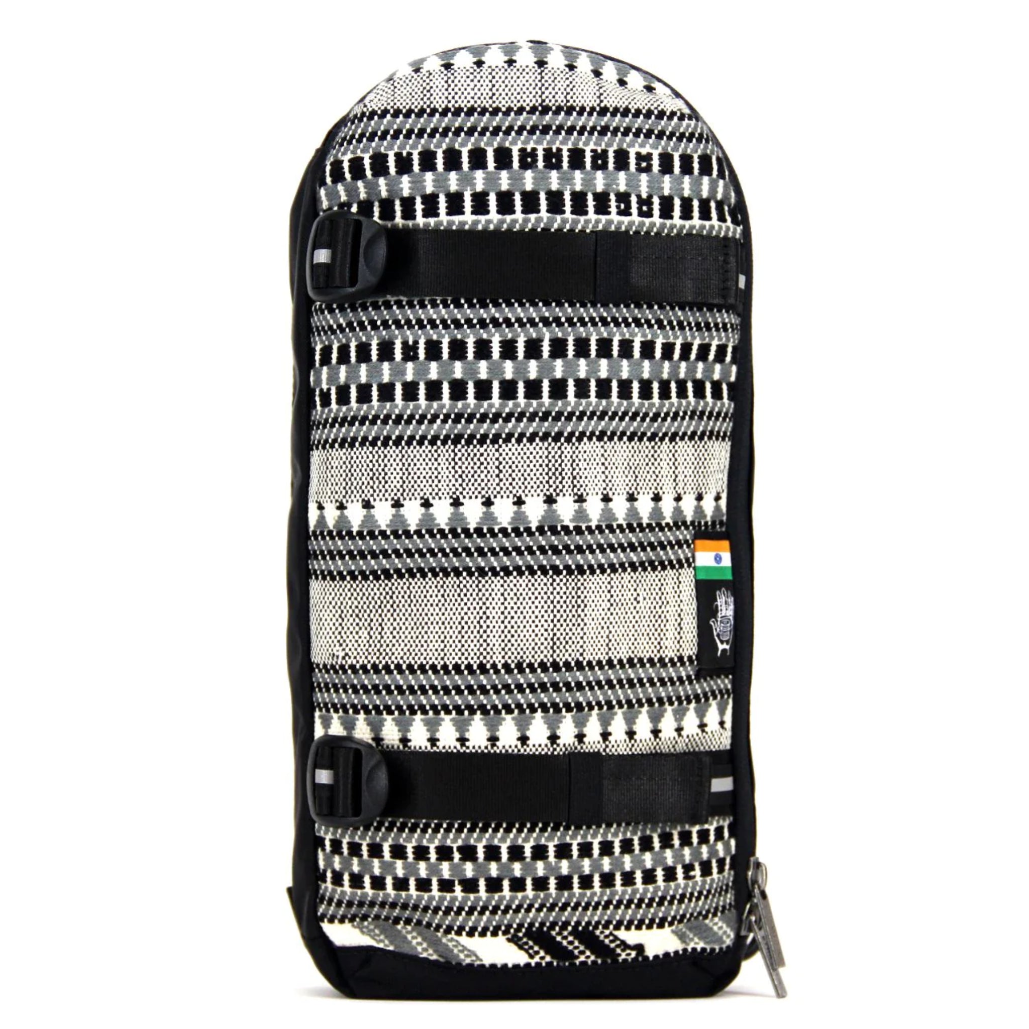 Ein schwarz-weiß gemusterter Rucksack mit seitlichem Gurtband und einer kleinen indischen Flagge auf der Vorderseite.