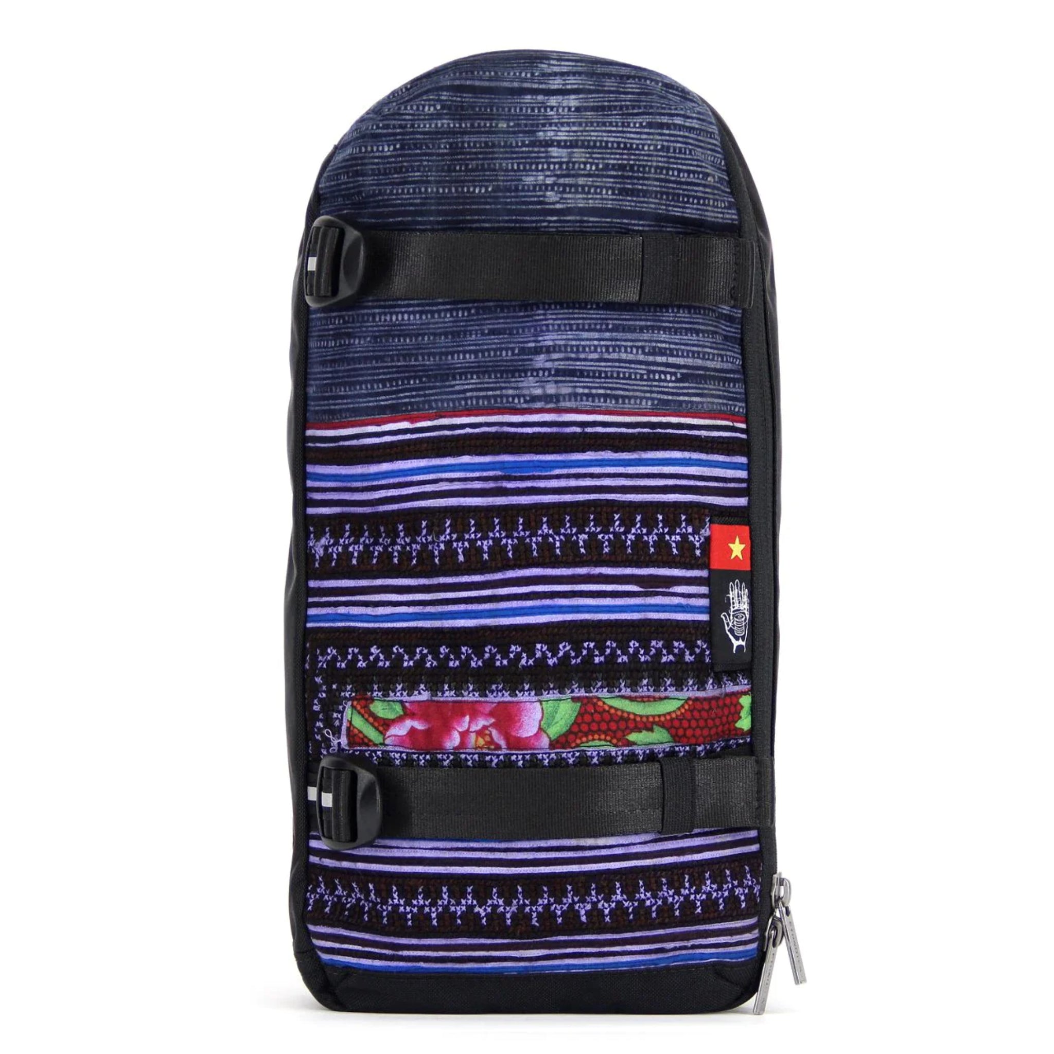 Bunter Rucksack mit gestreiftem und gemustertem Design, schwarzem Gurt und kleinen roten Details an der Seite.