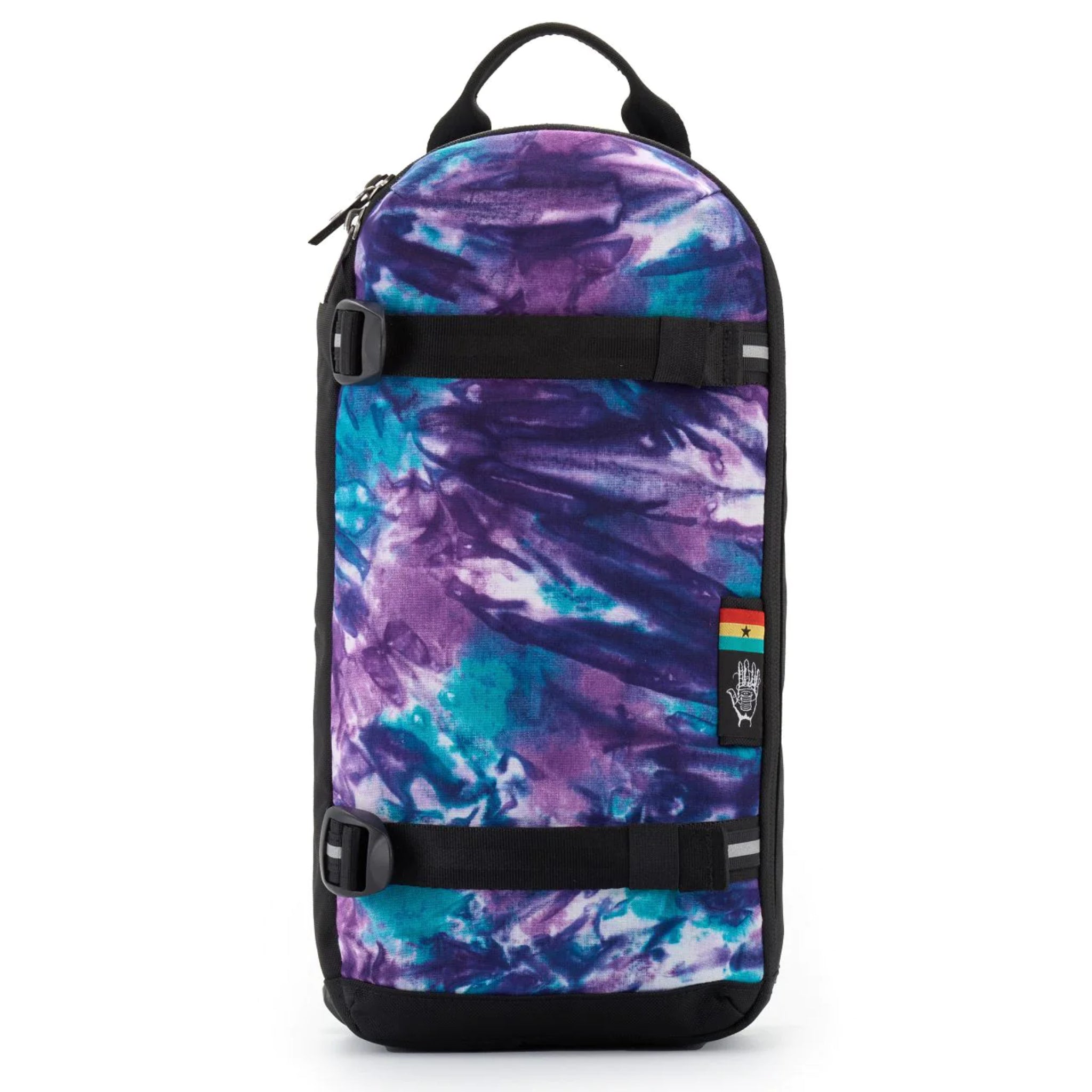 Bunter Rucksack mit abstraktem violett-blauem Muster, schwarzem Trageriemen und kleiner Flagge in der Ecke.