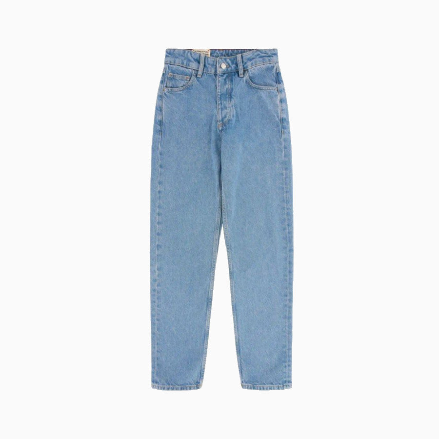 Blaue Jeans vor weißem Hintergrund, klassisches Design mit fünf Taschen und Reißverschluss.