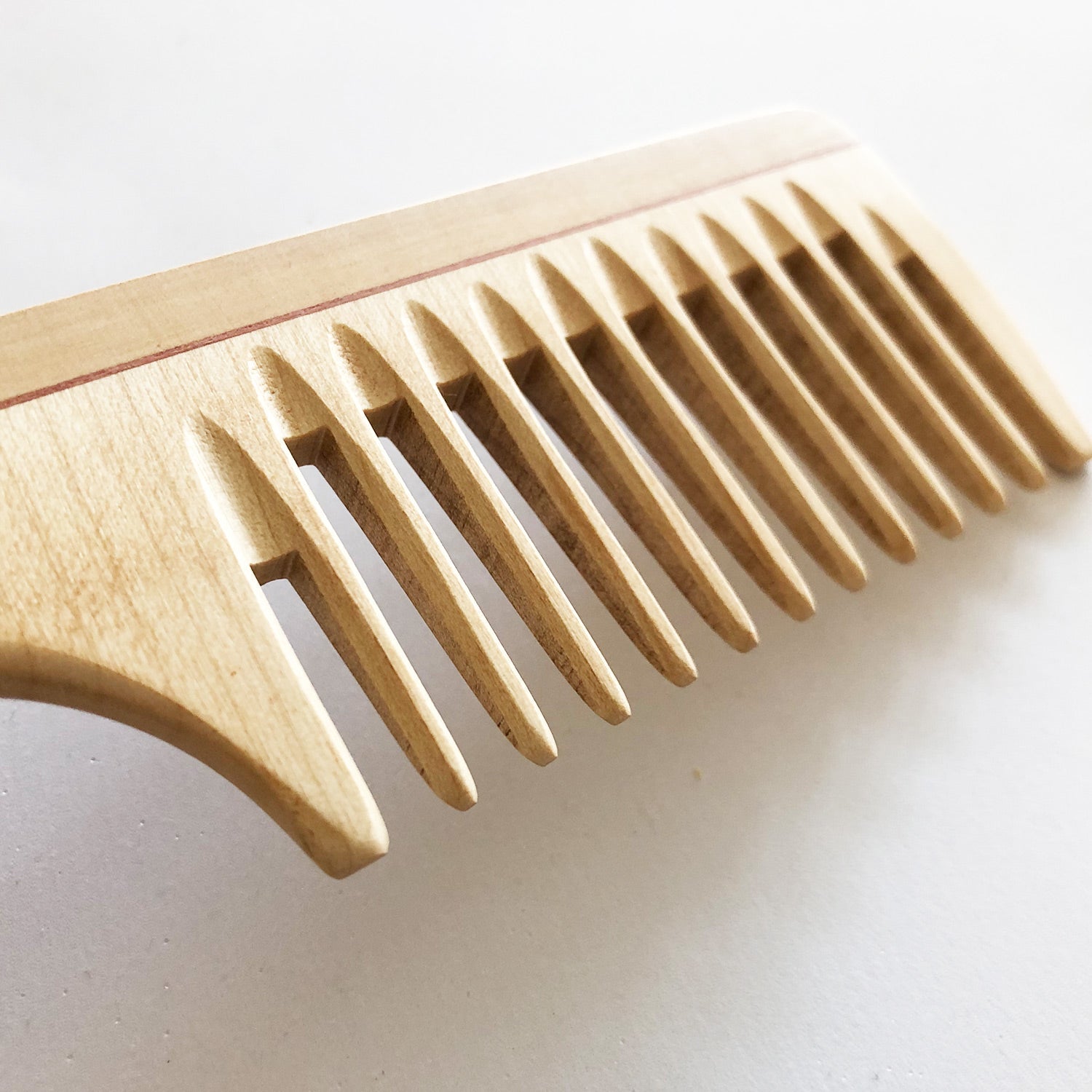 Naturalou Plastikfreier Griffkamm aus Holz von Kost Kamm