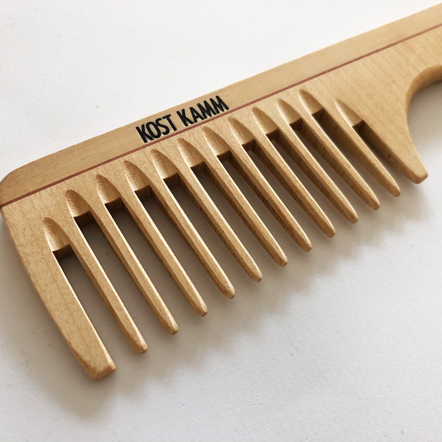 Naturalou Plastikfreier Griffkamm aus Holz von Kost Kamm
