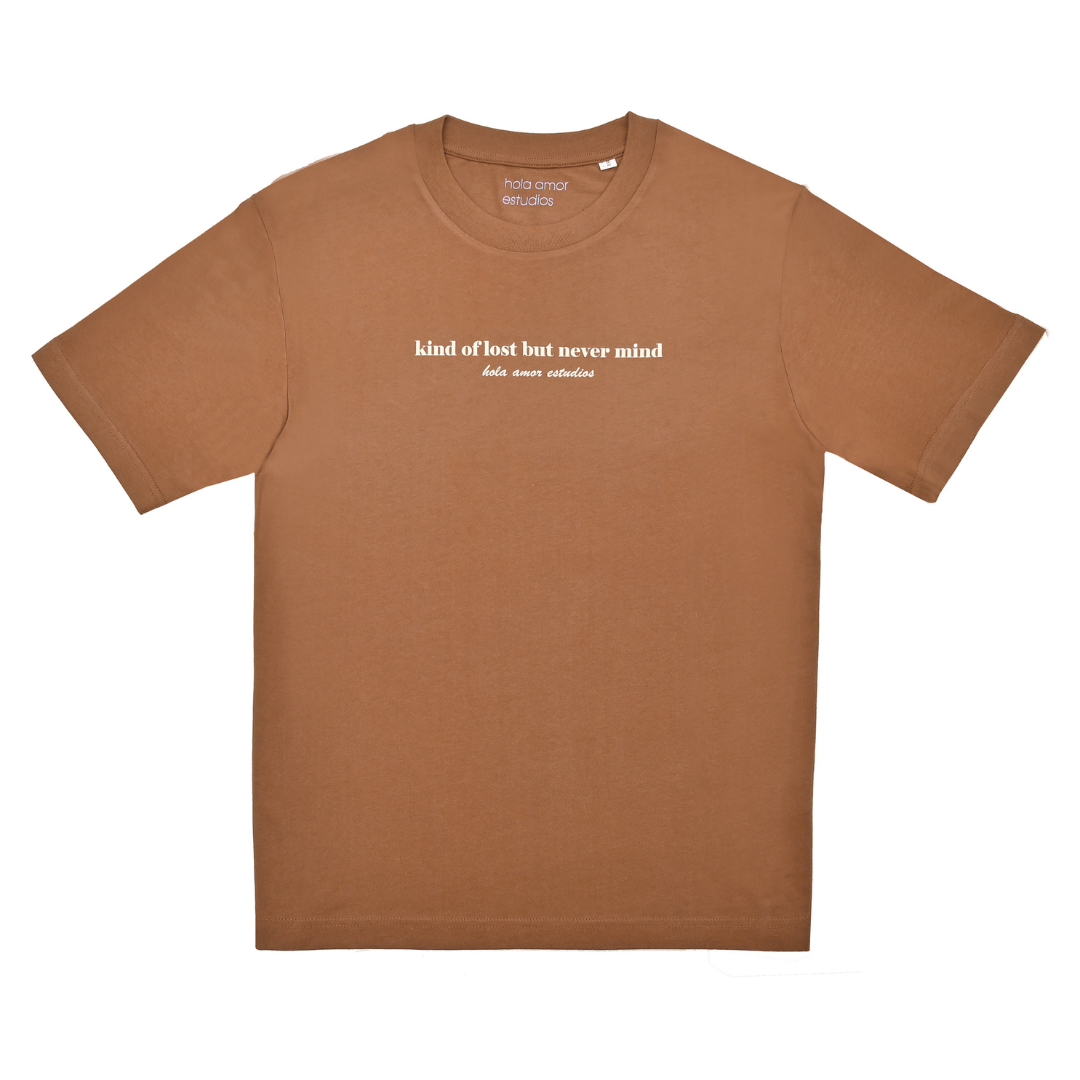 Ein schlichtes, braunes, kurzärmeliges T-Shirt mit dem Text "kind of lost but never mind" und "hata amar estudios" in weißer Schrift in der vorderen Mitte.
