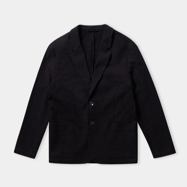 Schwarzes Sakko mit zwei Knöpfen und zwei Vordertaschen auf weißem Hintergrund.