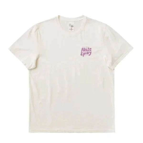 Beiges T-Shirt mit lila Aufschrift "pause & play" auf der linken Brustseite.