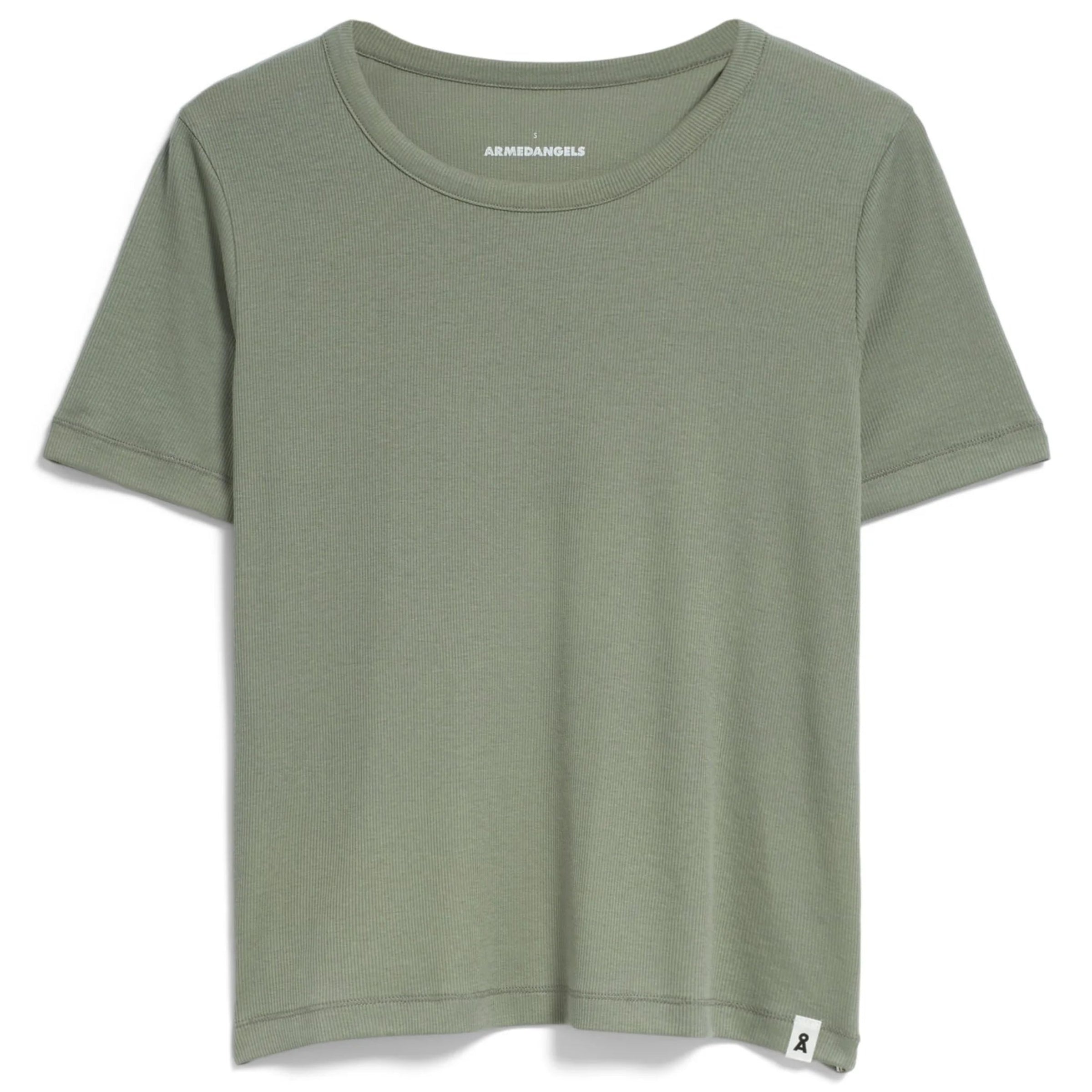 Ein schlichtes, kurzärmeliges, salbeigrünes T-Shirt mit Rundhalsausschnitt auf weißem Hintergrund.