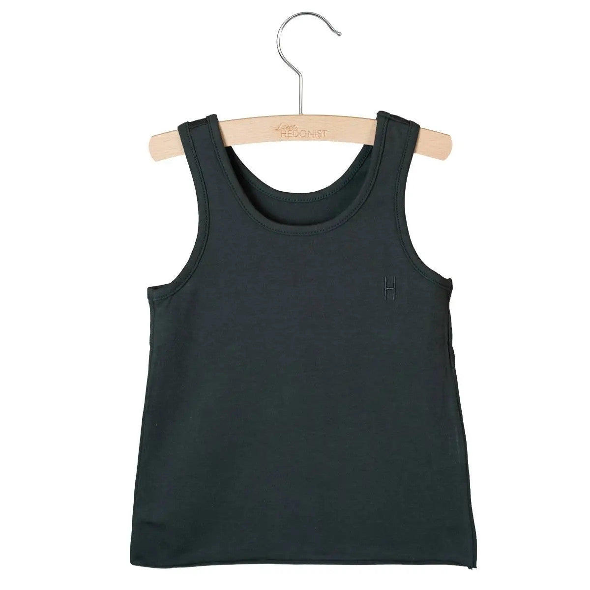Ein ärmelloses, dunkelgrünes Tank-Top für Kinder auf einem Holzbügel mit einem gebogenen Haken, dargestellt vor einem weißen Hintergrund.