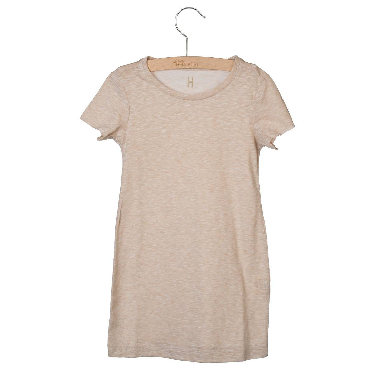 Ein kurzärmeliges, beigefarbenes T-Shirt-Kleid hängt auf einem Holzbügel vor einem schlichten weißen Hintergrund.