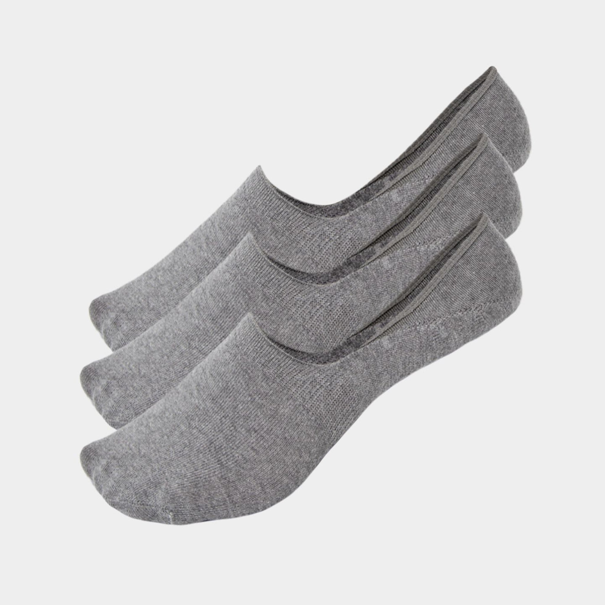 Drei Paar graue No-Show-Socken auf weißem Hintergrund.