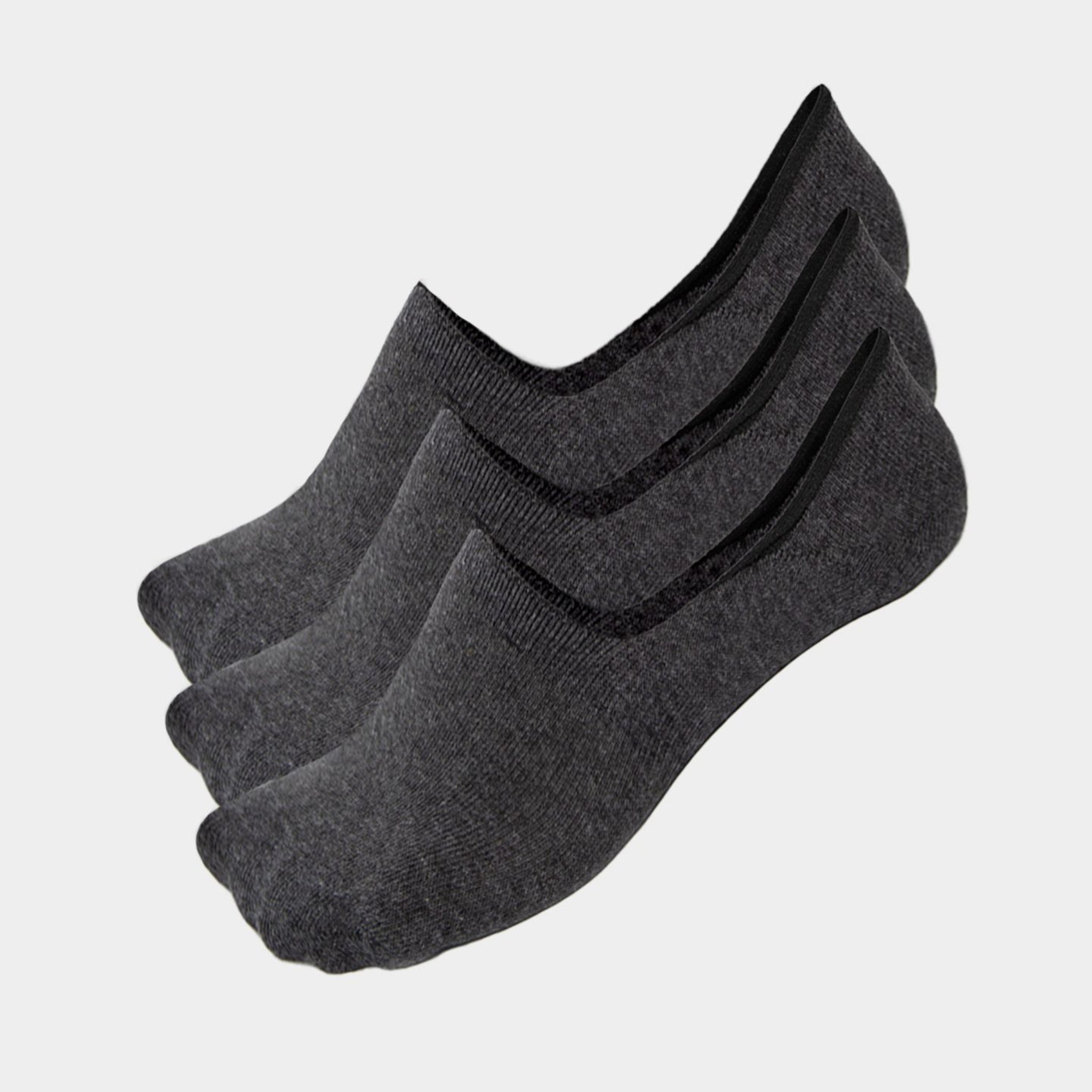 Drei Paar graue Sneaker-Socken liegen leicht versetzt auf einem weißen Hintergrund.