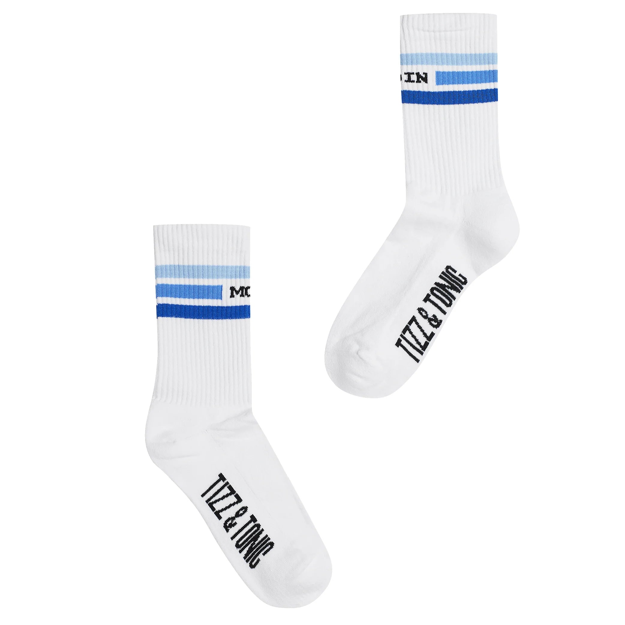 Weiße Socken mit blauen Streifen und schwarzem "TIZZ & TONIC"-Aufdruck.