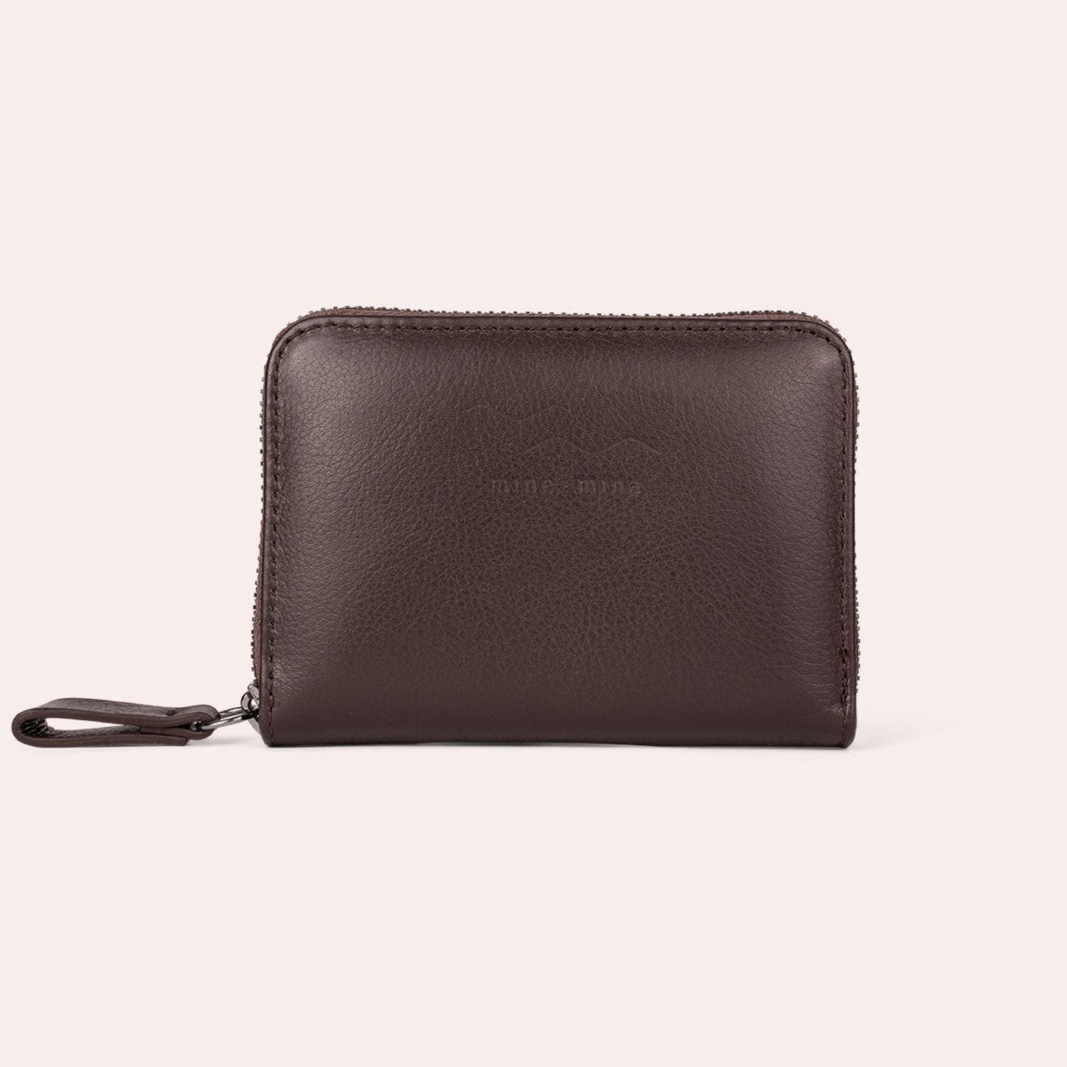 Ein braunes Lederportemonnaie mit Reißverschluss und einer kleinen Handschlaufe, dargestellt vor einem hellbeigen Hintergrund.