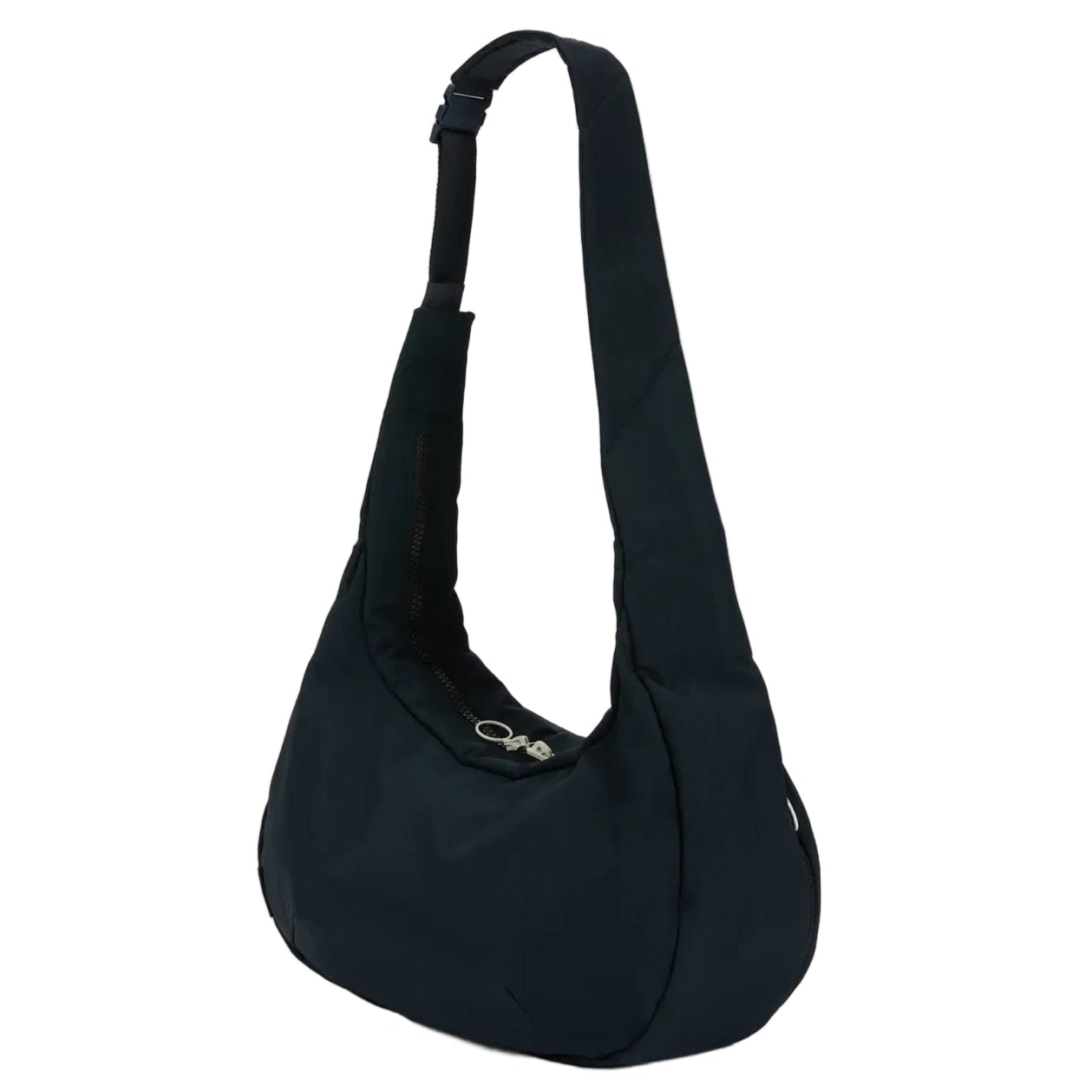 Eine schwarze Umhängetasche mit einem dicken, verstellbaren Riemen und einem abgerundeten, minimalistischen Design, das sich vor einem schlichten weißen Hintergrund präsentiert.