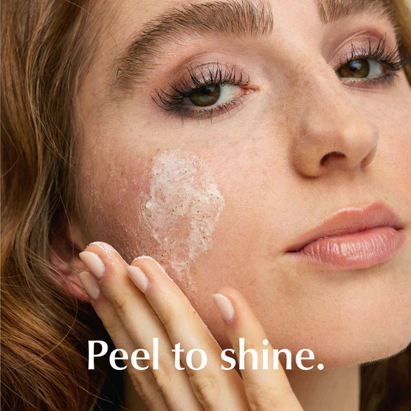 Eine Frau trägt mit ihren Fingern ein Hautpflegeprodukt auf ihre Wange auf. Der Text "Peel to shine." erscheint am unteren Rand des Bildes.