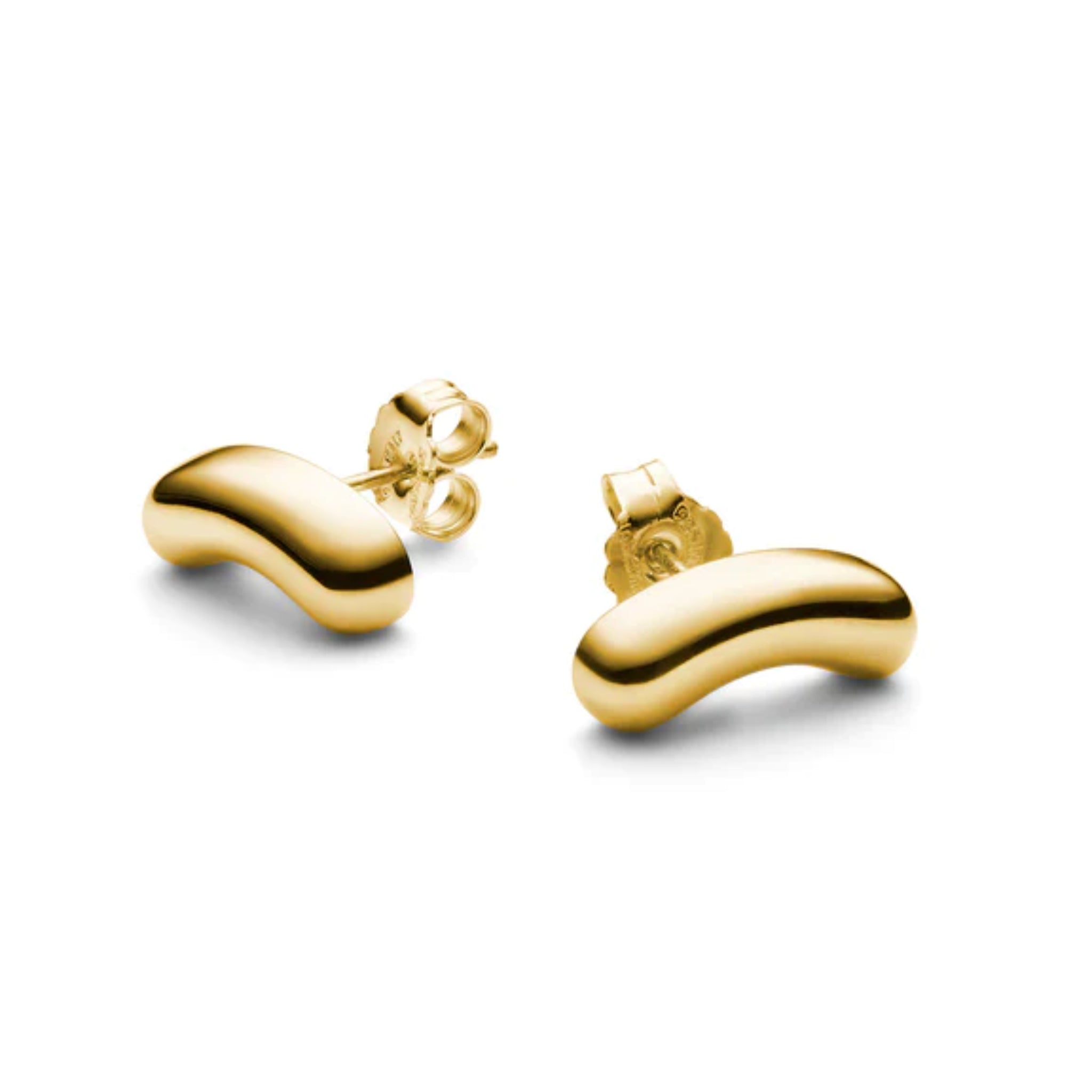 Goldene, bohnenförmige Ohrstecker mit glänzender Oberfläche auf weißem Hintergrund.