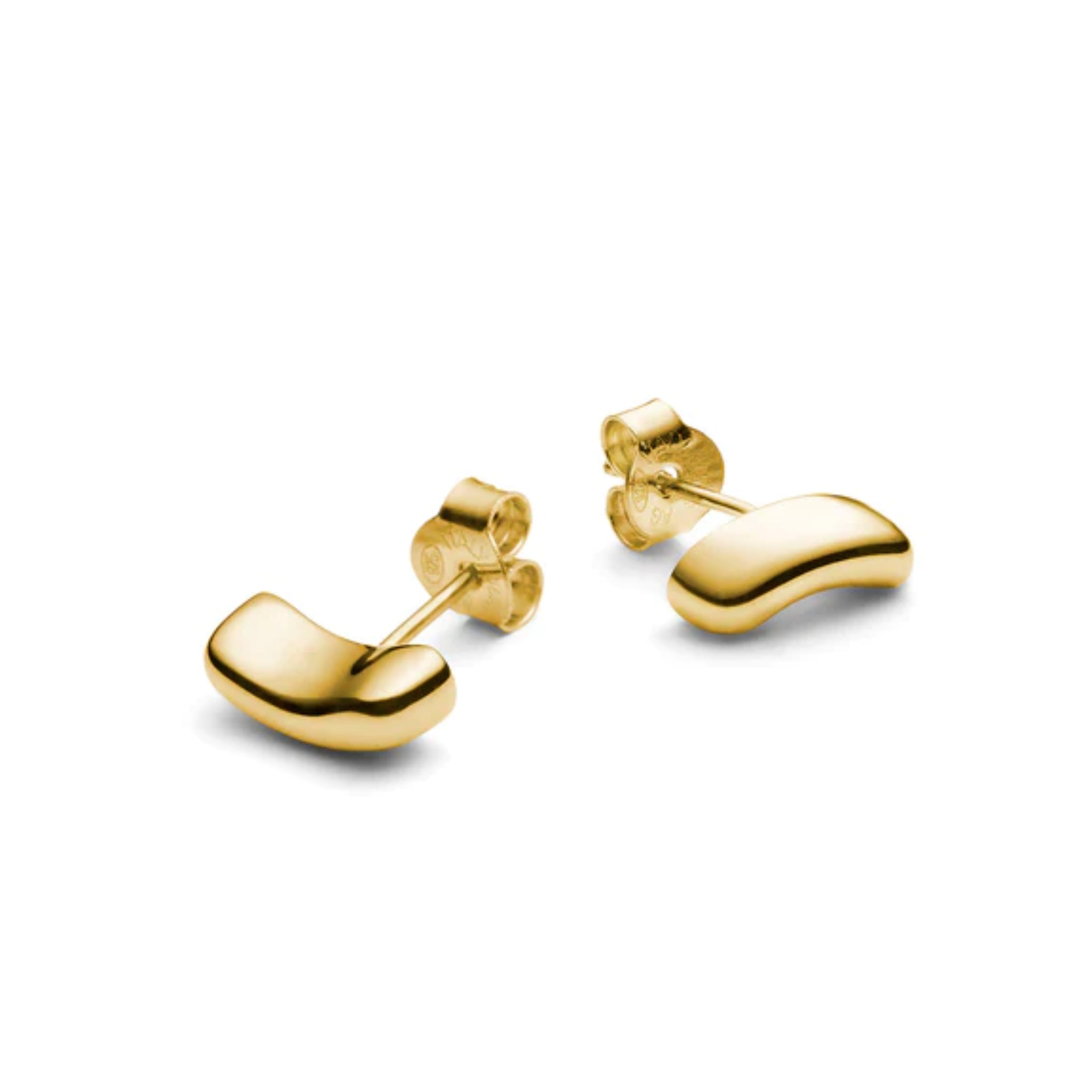 Goldene, geschwungene Ohrstecker mit glatter Oberfläche und Steckverschluss auf weißem Hintergrund.