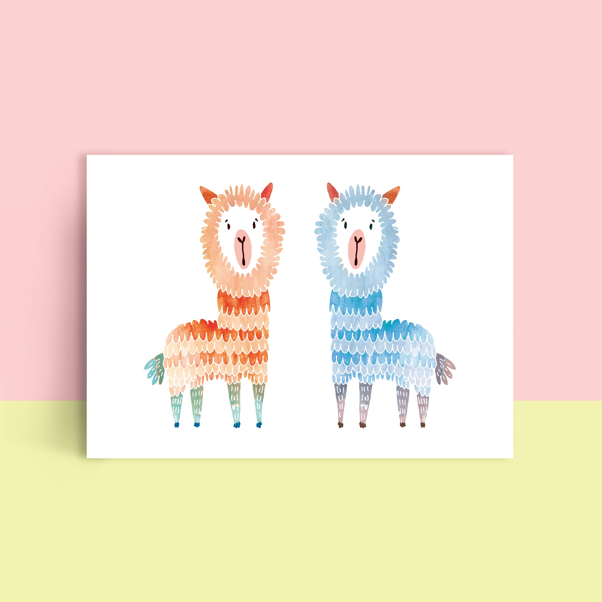 Zwei bunte, gemalte Lamas stehen auf einem Hintergrund in Pastellfarben.