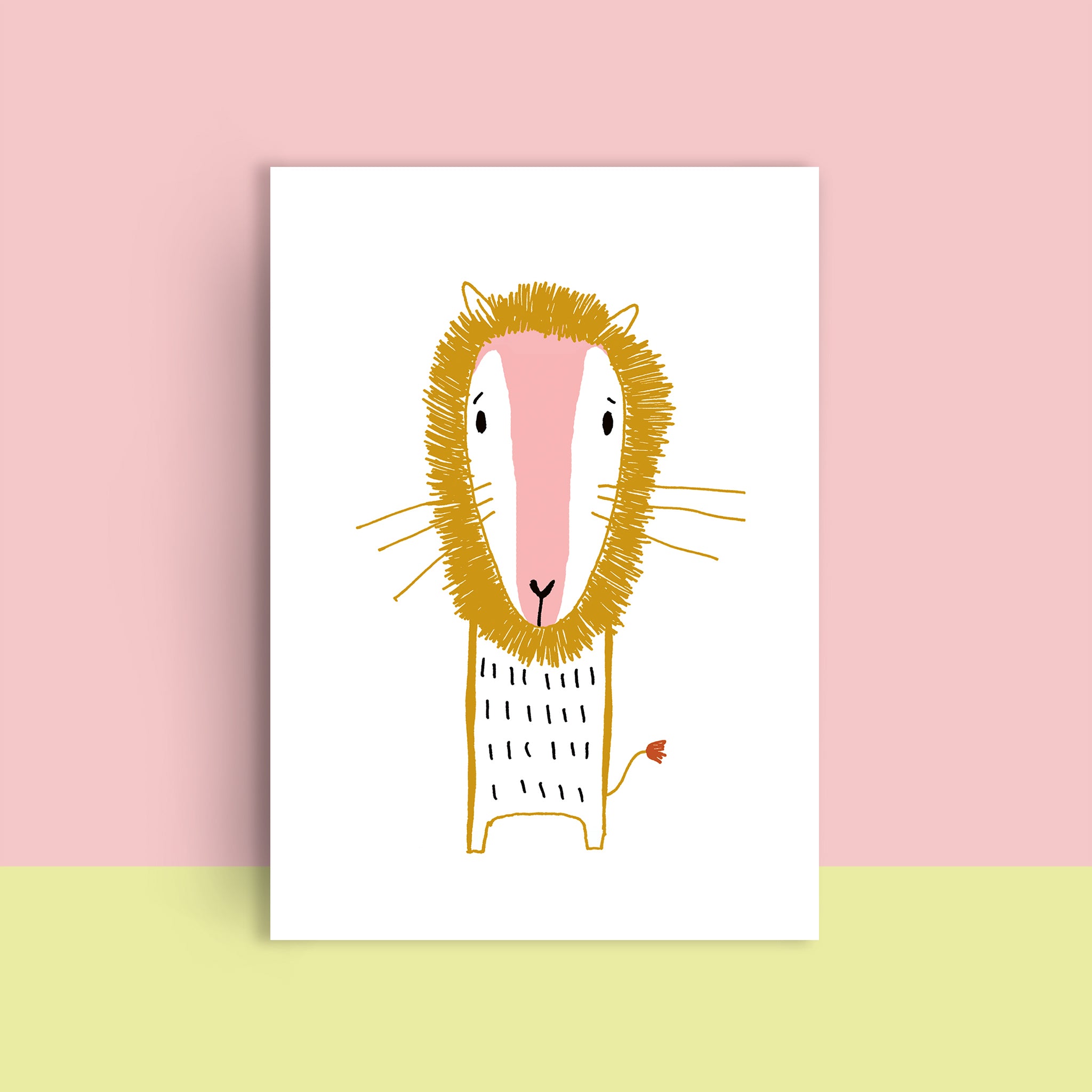 Illustration eines abstrakten Löwen mit gelber Mähne und rosa Gesicht auf einem minimalistischen Hintergrund.