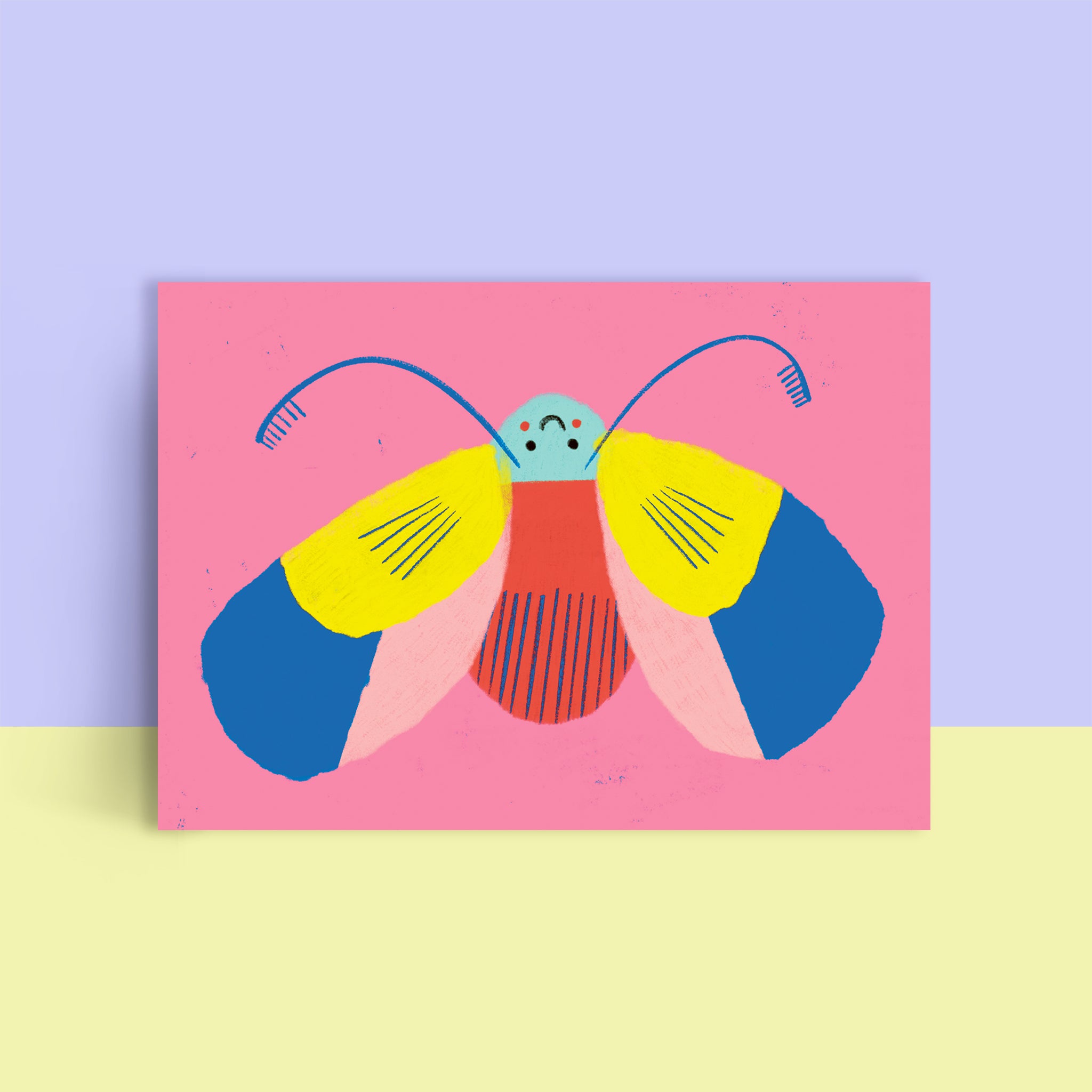 Illustration eines bunten Schmetterlings auf rosa Hintergrund mit gelben, blauen und rosa Flügeln.