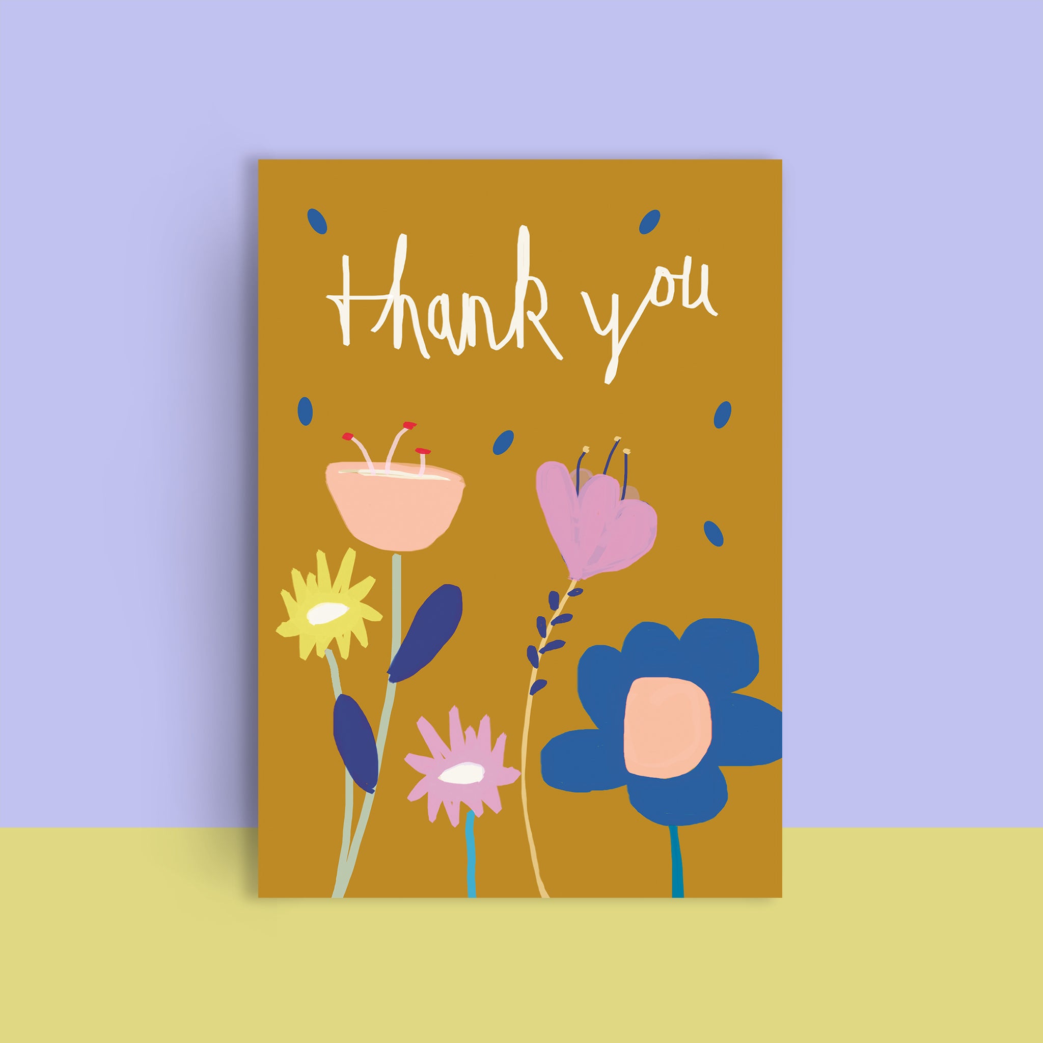 Karte mit handgezeichneten Blumen und dem Text "Thank you" auf braunem Hintergrund, vor einem zweifarbigen Pastellhintergrund.