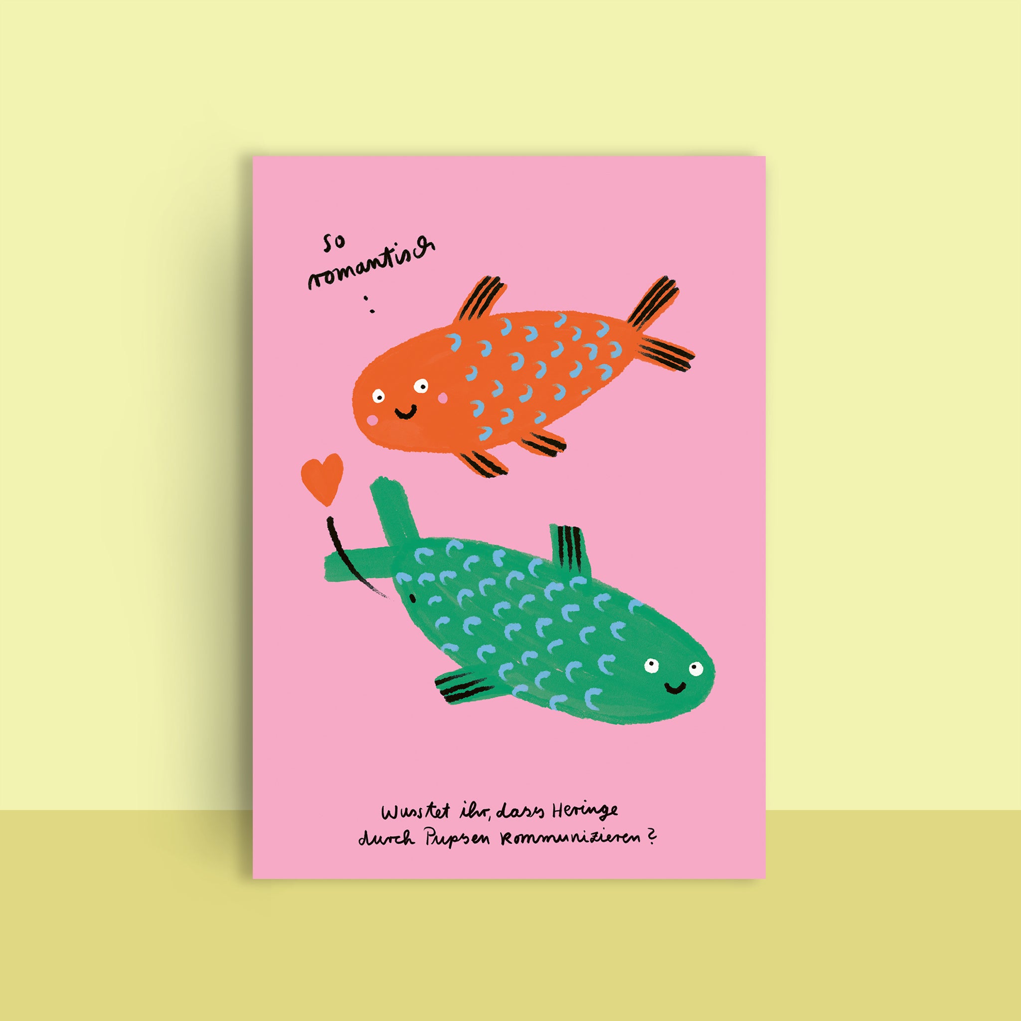 Zwei bunte Fische auf rosa Hintergrund, einer hält ein Herz. Text: "So romantisch" und "Wusstet ihr, dass Heringe pupsen?".