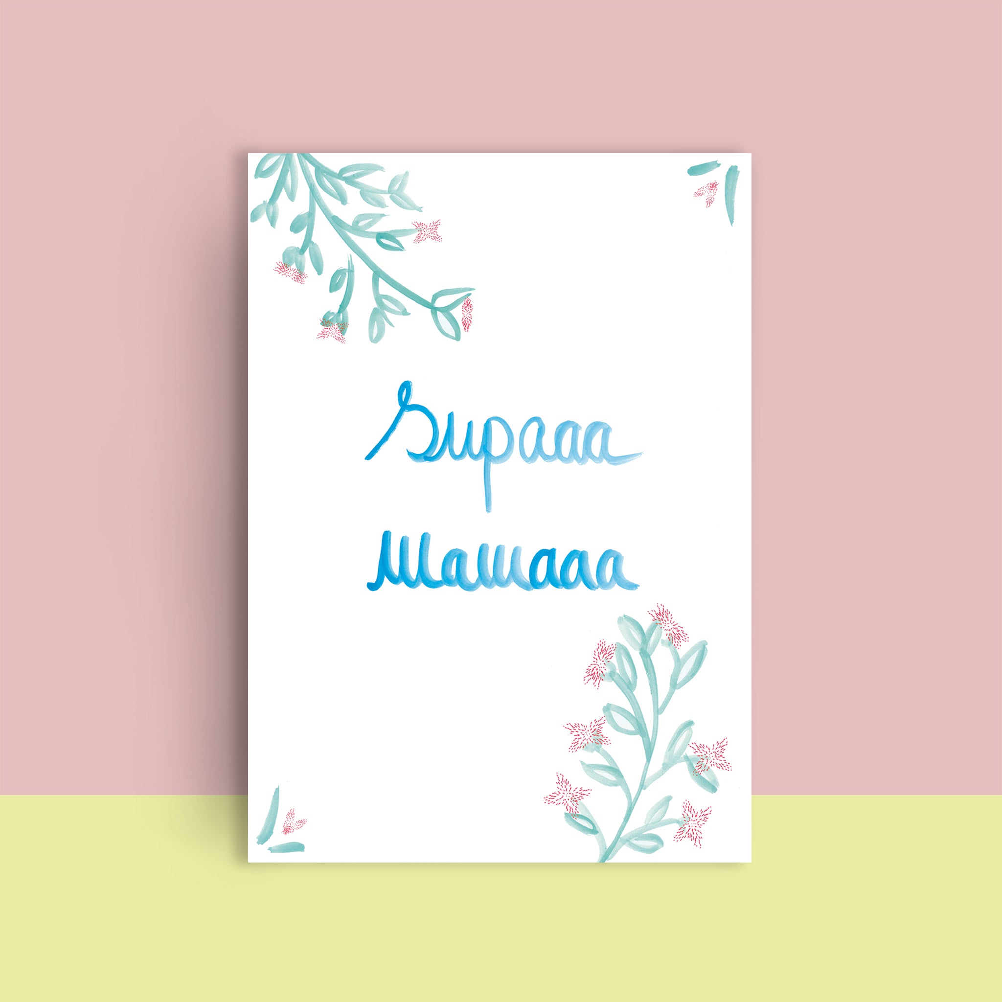 Weiße Karte mit handgeschriebenem Text und floralen Verzierungen in Pastellfarben, auf zweifarbigem Hintergrund.