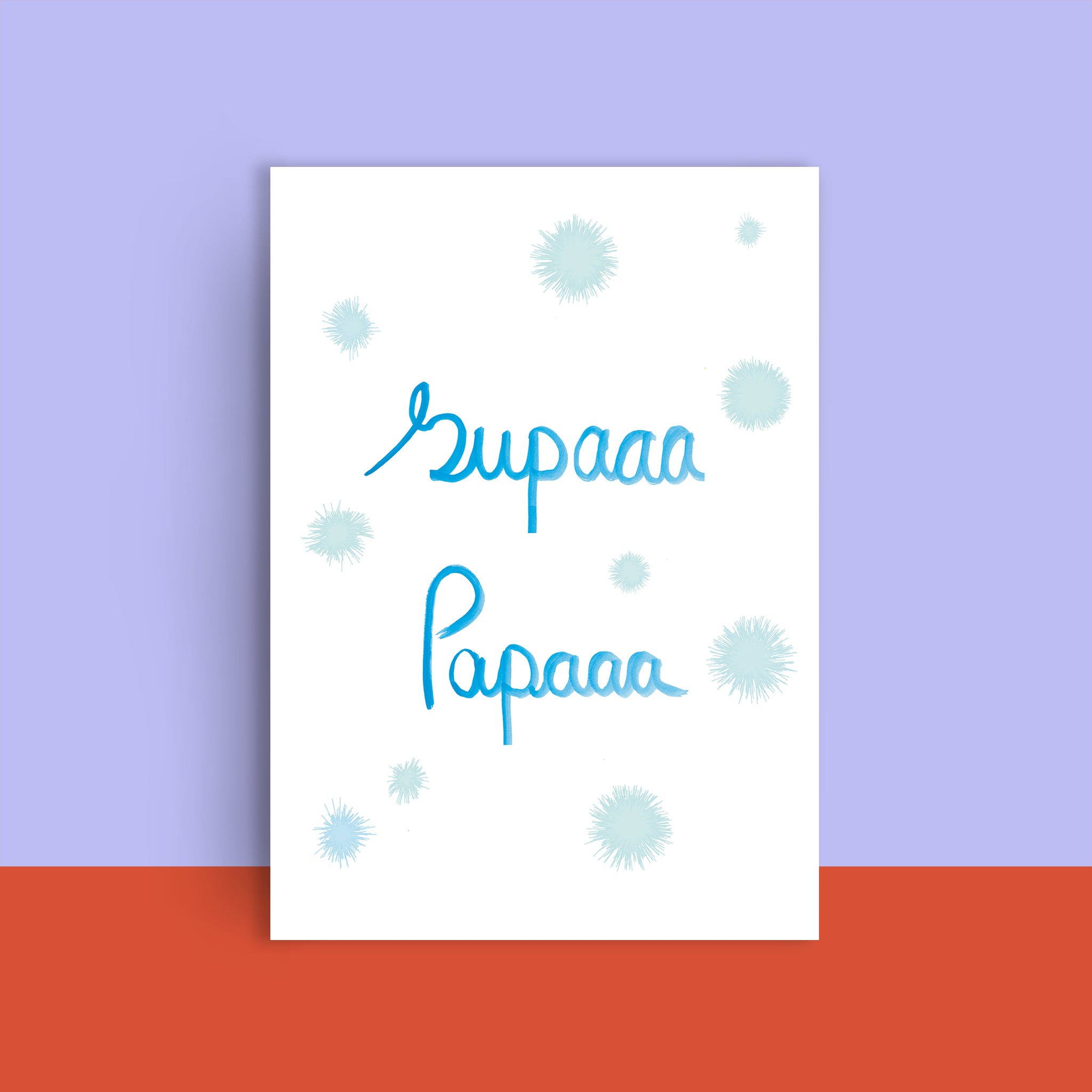 Weiße Karte mit blauem Text "Supaaa Papaaa" und blauen Sprenkeln, vor einem lila und roten Hintergrund.