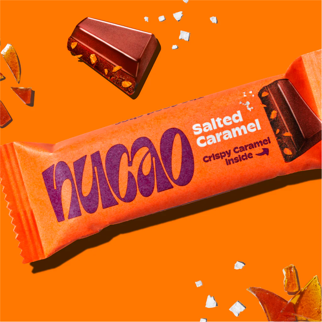Eine orangefarbene Verpackung eines Schokoriegels mit der Aufschrift "nucao salted caramel" auf orangem Hintergrund.