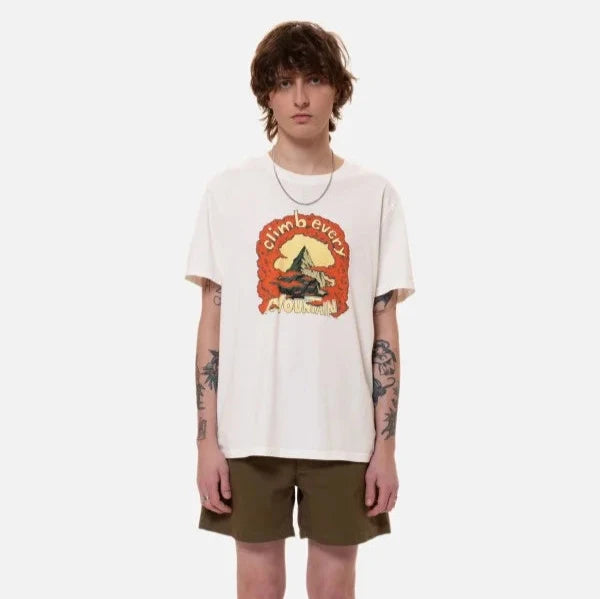 Nudie Jeans Herren T-Shirt "Roy Climb Every Mountain" Chalk White