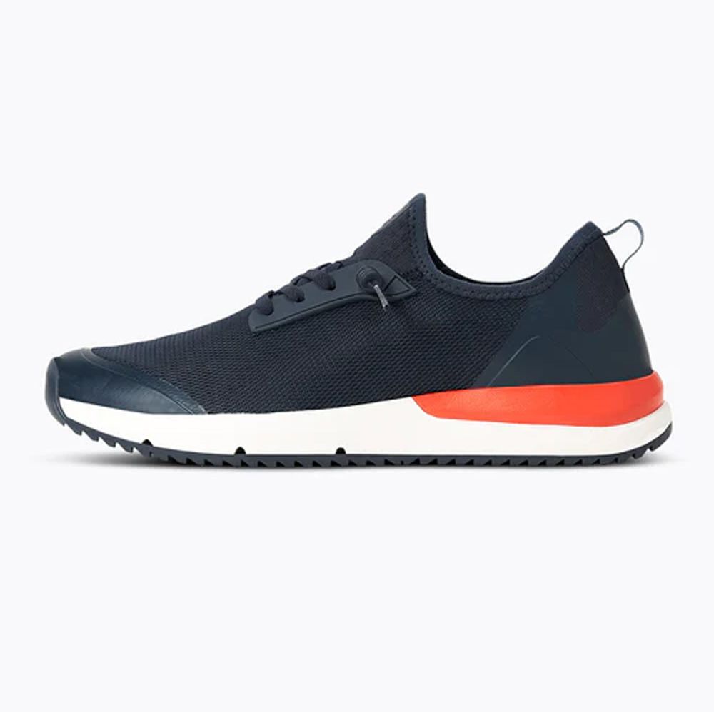 Dunkelblauer Sneaker mit weißer Sohle und orangenem Akzent hinten, seitliche Ansicht auf weißem Hintergrund.