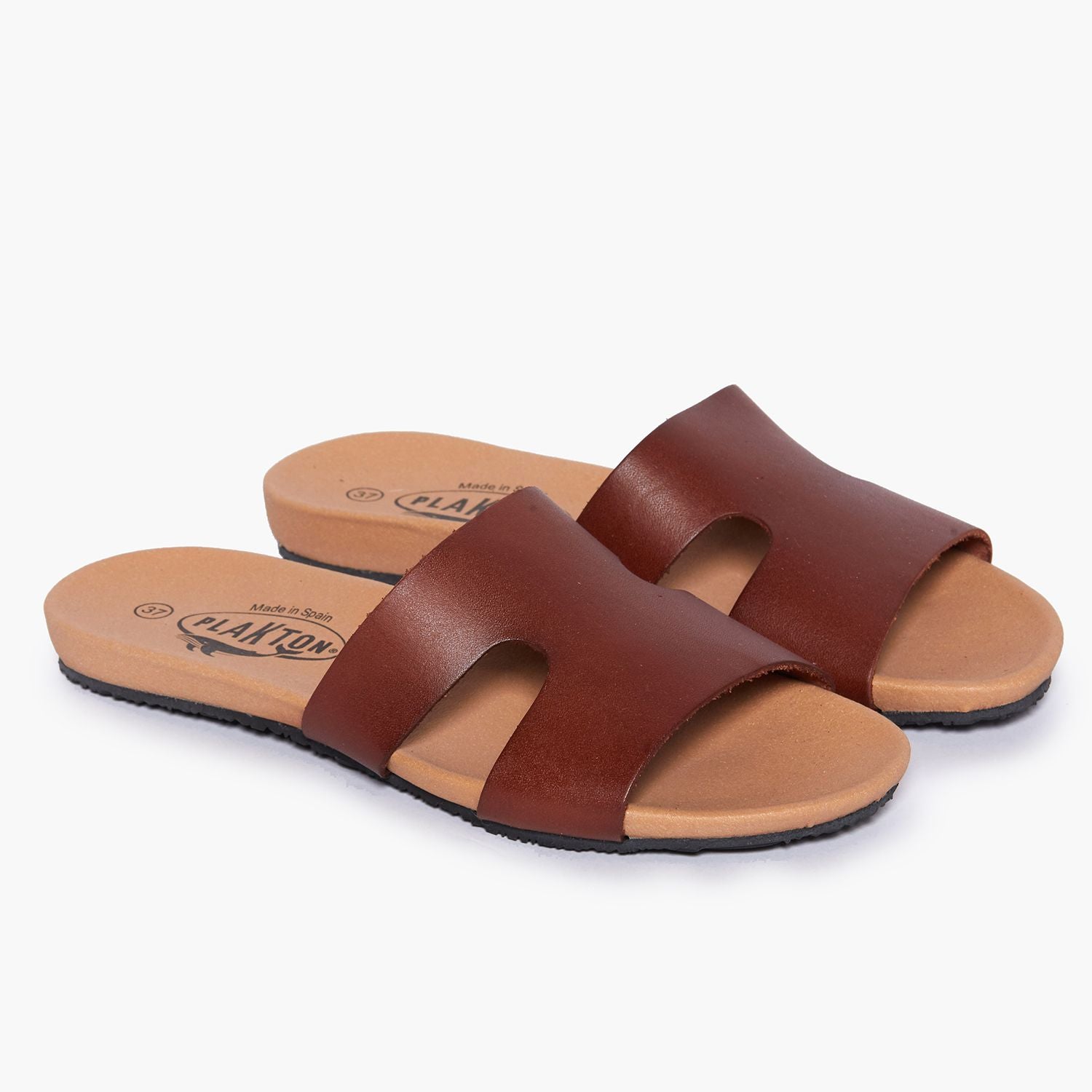 Braune Ledersandalen mit offenem Zehenbereich auf weißem Hintergrund.