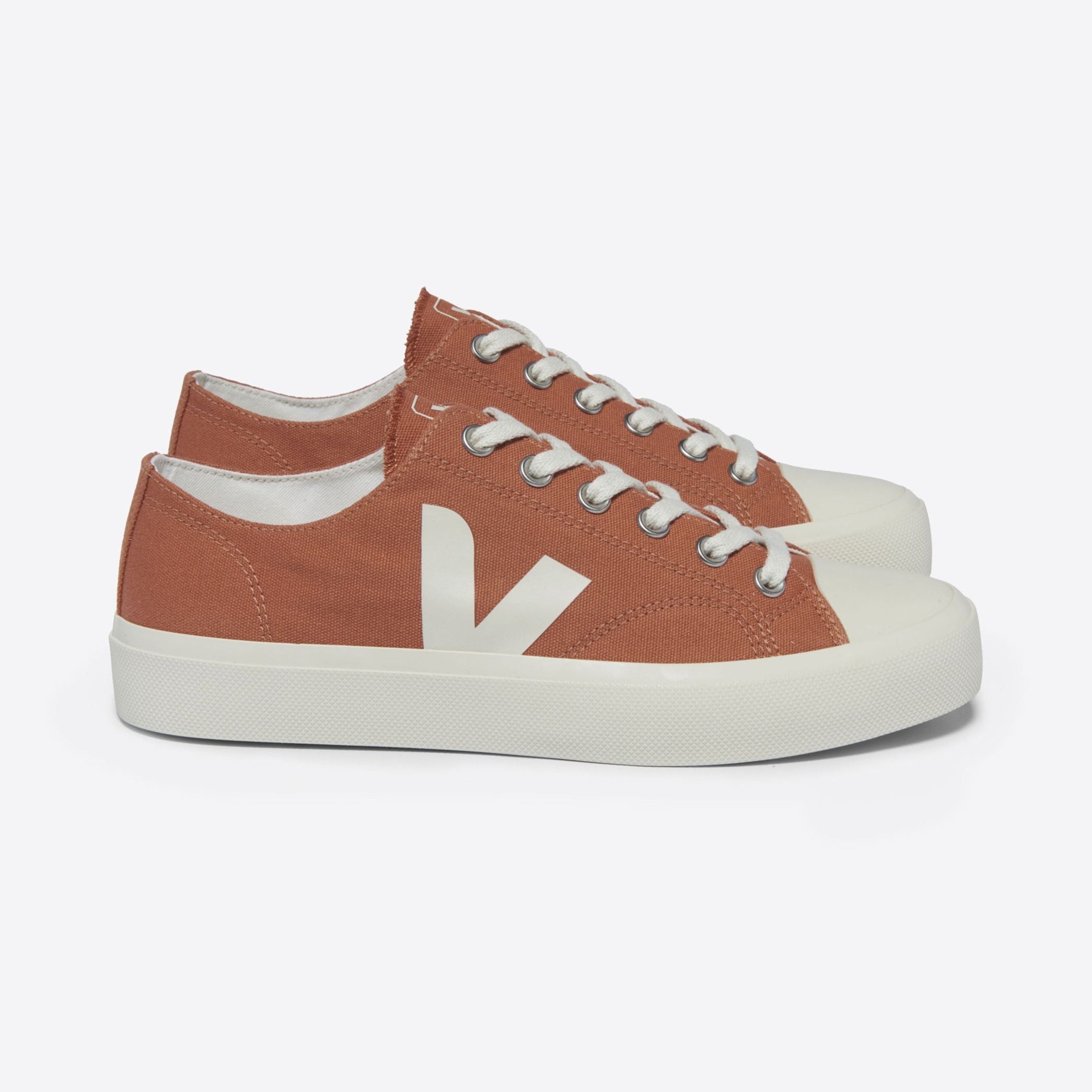 Rote Sneakers mit weißen Sohlen und Schnürsenkeln, seitlich mit einem großen weißen "V" verziert.