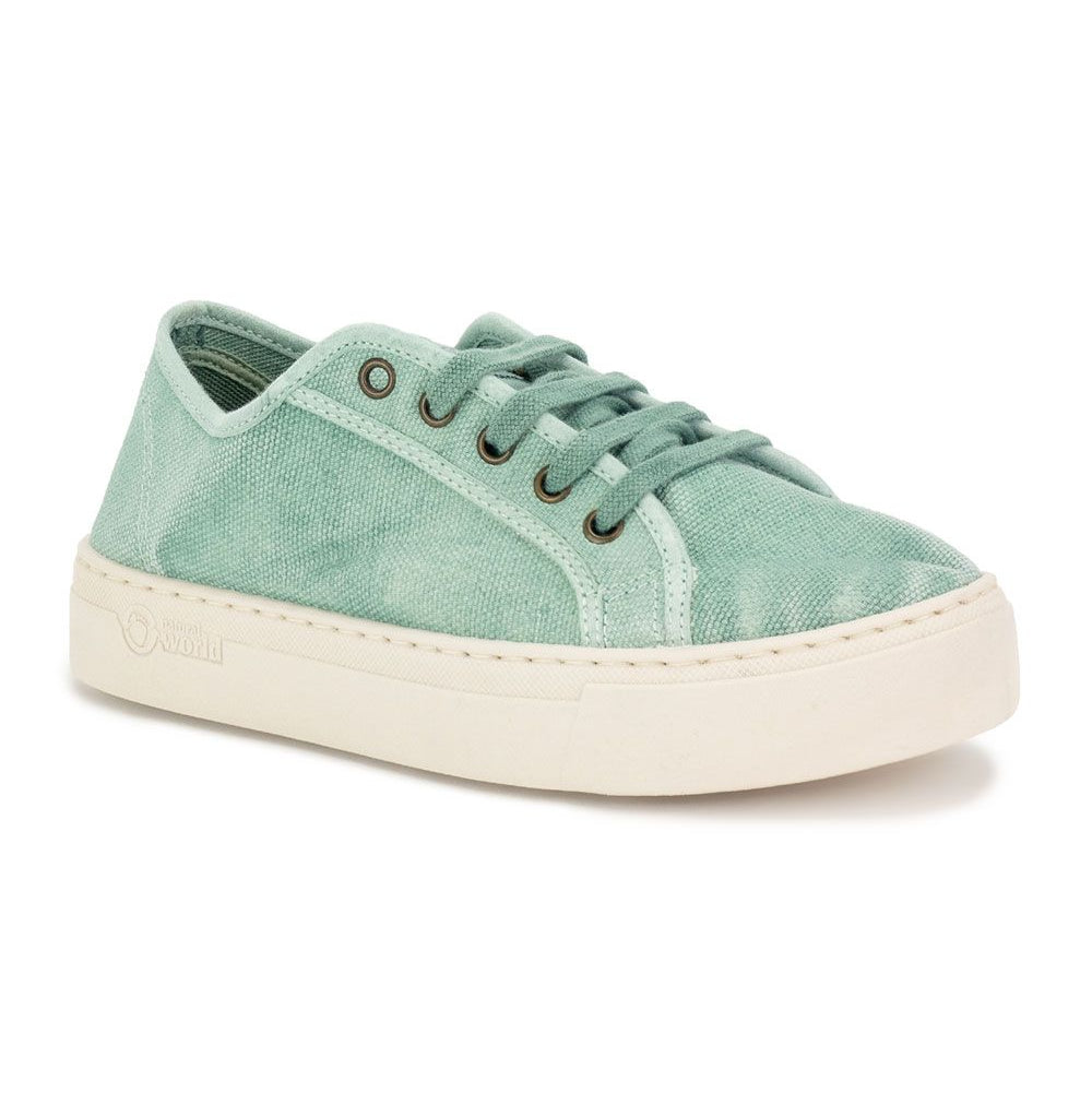 Mintgrüner Sneaker aus Stoff mit weißen Sohlen und Schnürsenkeln, Seitenansicht auf weißem Hintergrund.