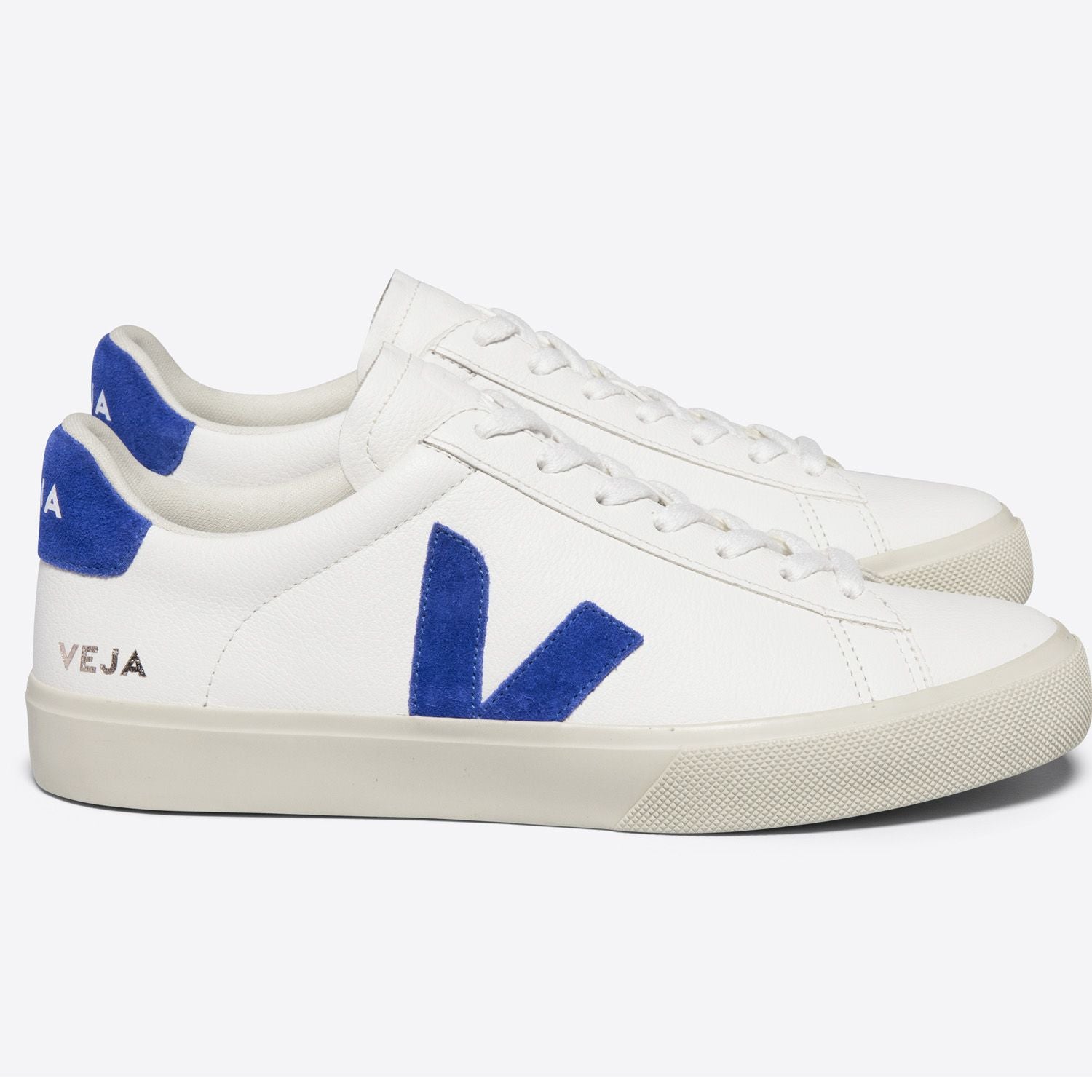 Weiße Sneaker mit blauem "V"-Logo und weißer Gummisohle, Marke "Veja" sichtbar.