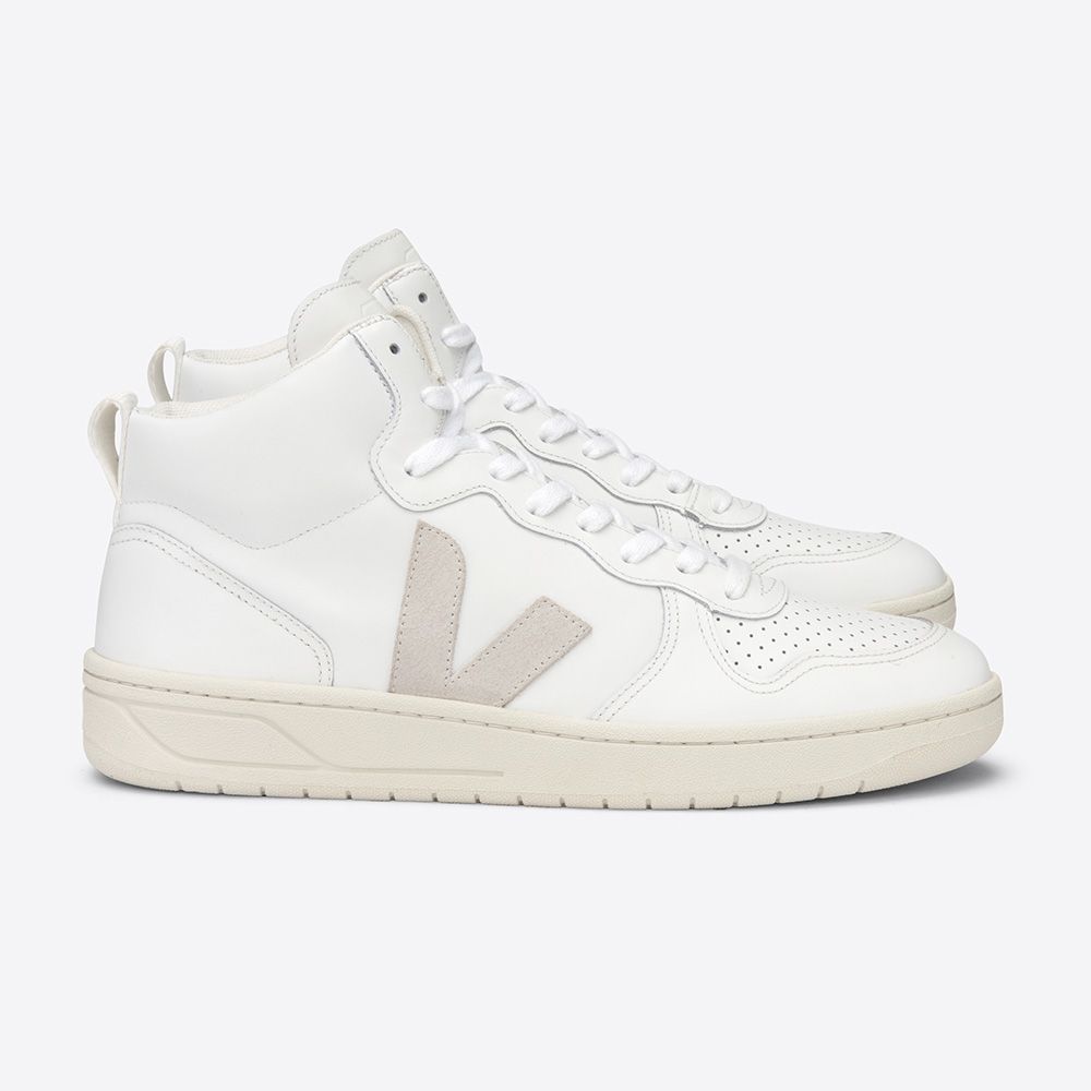 Weiße High-Top-Sneaker mit cremefarbener Sohle und einem seitlichen, beigen Logo auf hellem Hintergrund.
