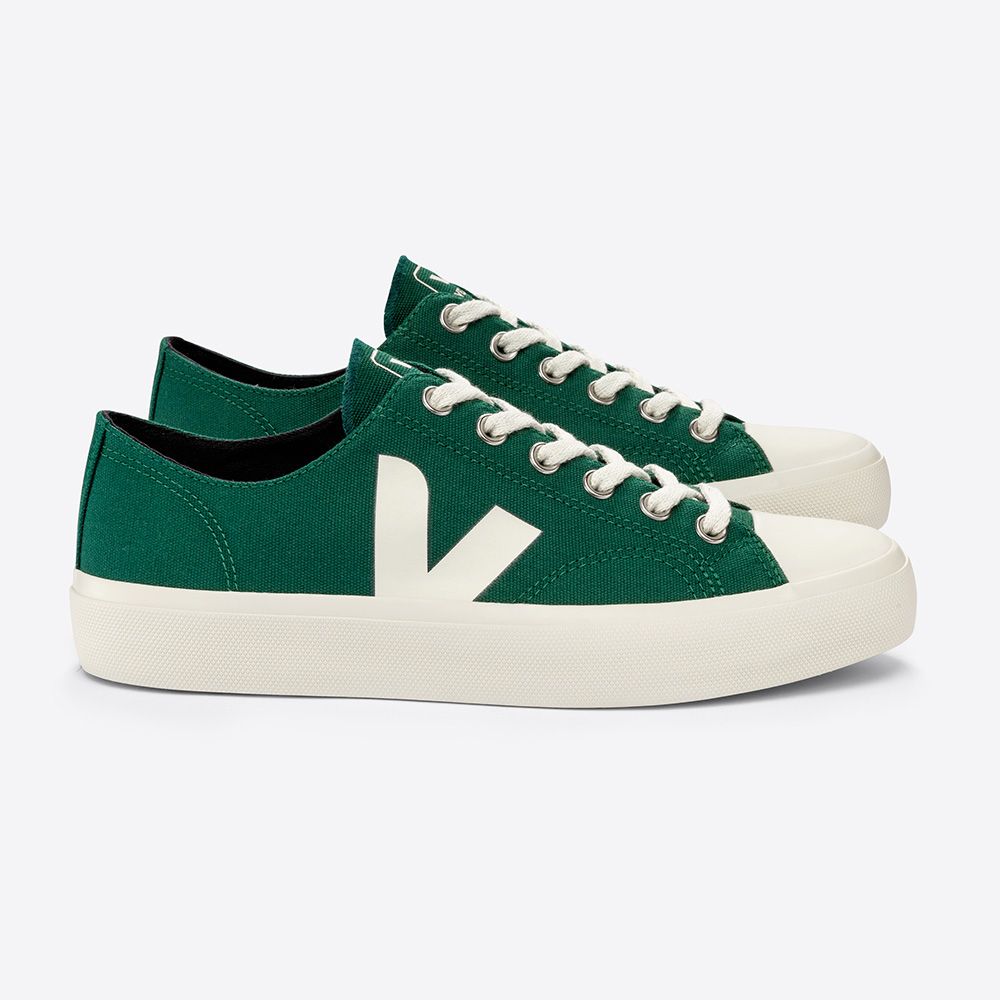 Grüne Sneaker mit weißer Sohle und Schnürsenkeln, mit großem weißen V-Logo an der Seite.
