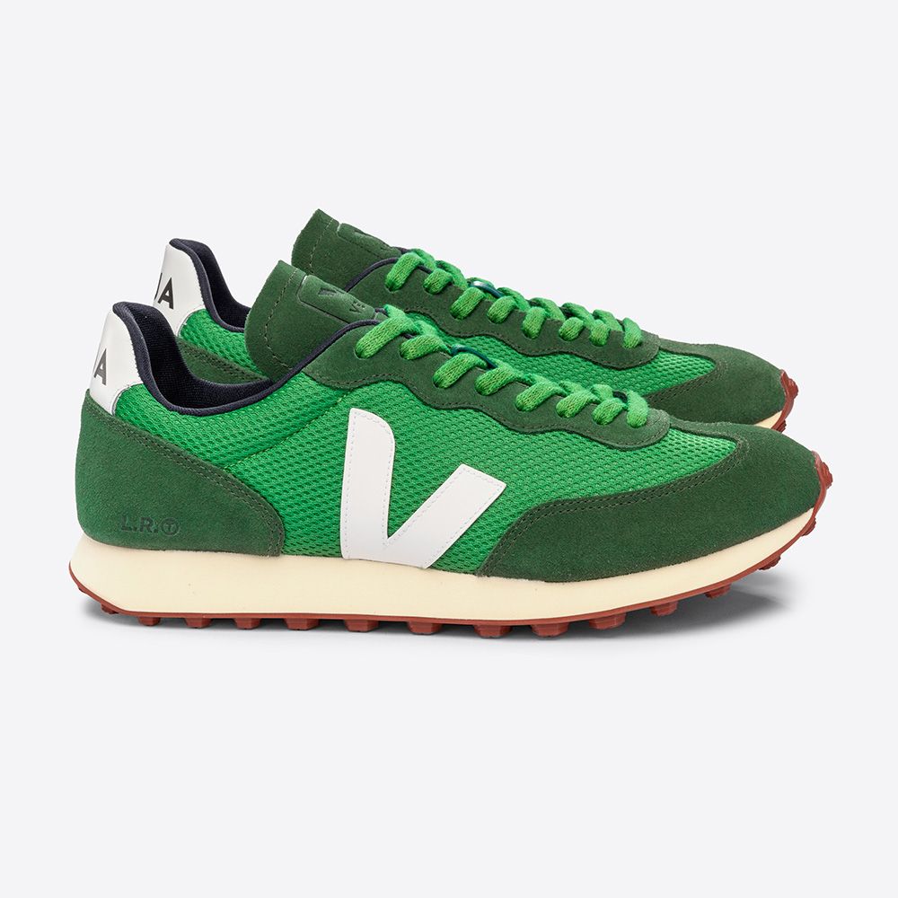 Grüne Turnschuhe mit weißem Logo und cremefarbener Sohle, seitlich auf weißem Hintergrund.