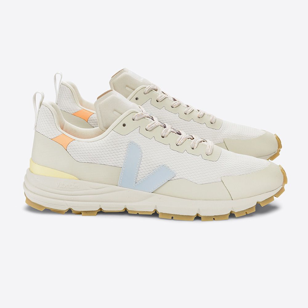 Beige Sneaker mit hellblauem Logo und beiger Sohle auf hellgrauem Hintergrund.