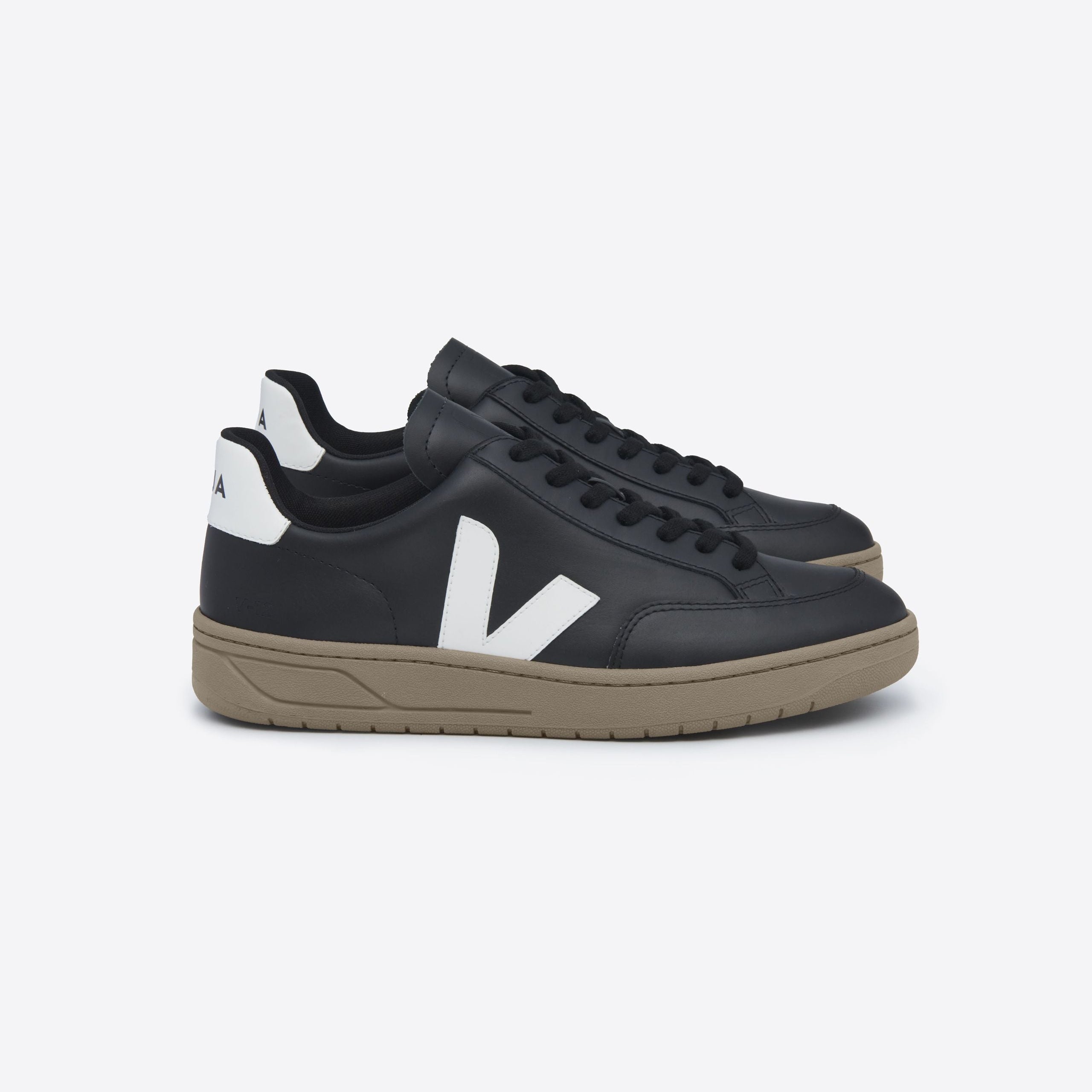 VEJA Sneaker "V-12 LEATHER" Schwarz (Black White Dune)
