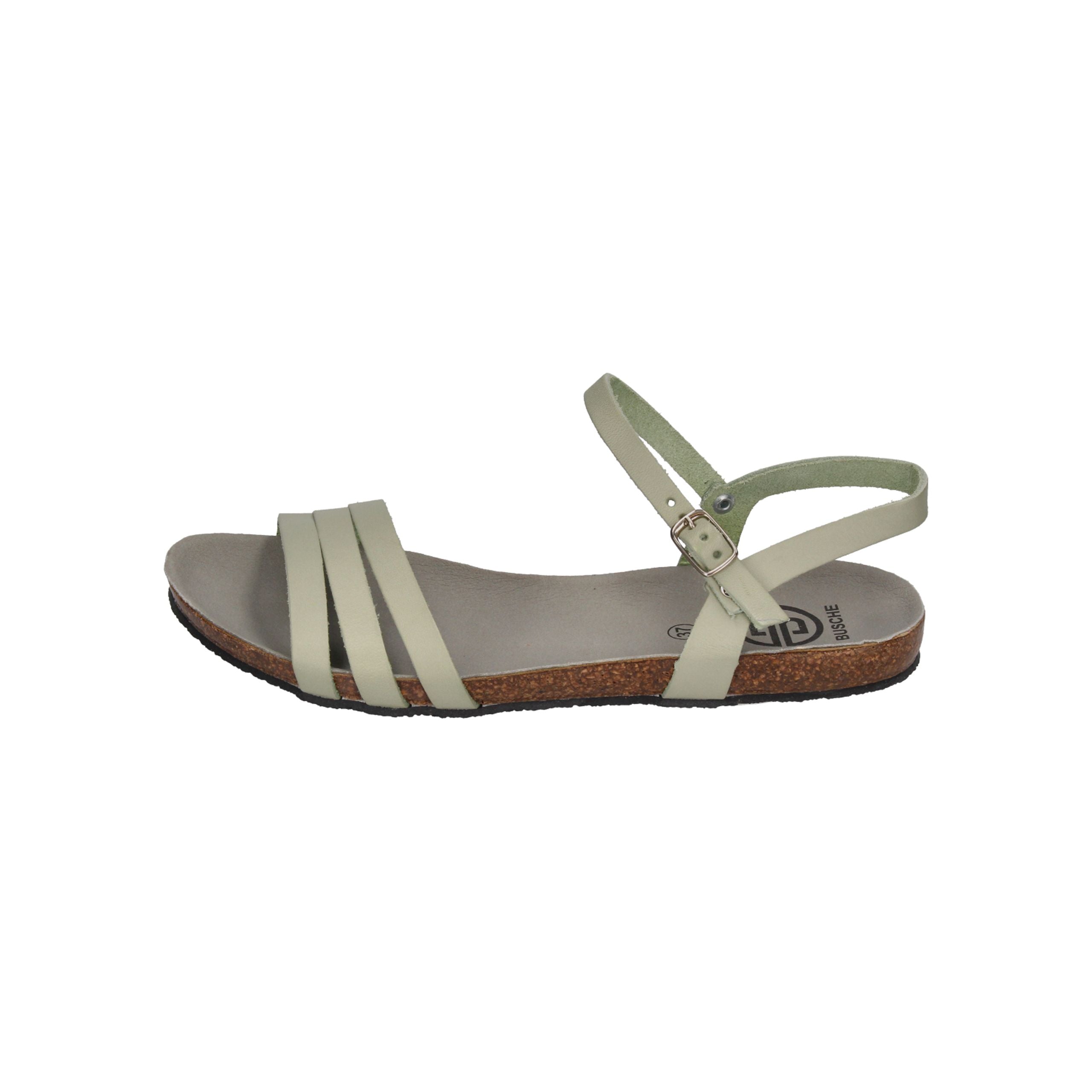 Beige Sandale mit flachen Riemen und Schnalle, seitlich fotografiert auf weißem Hintergrund.