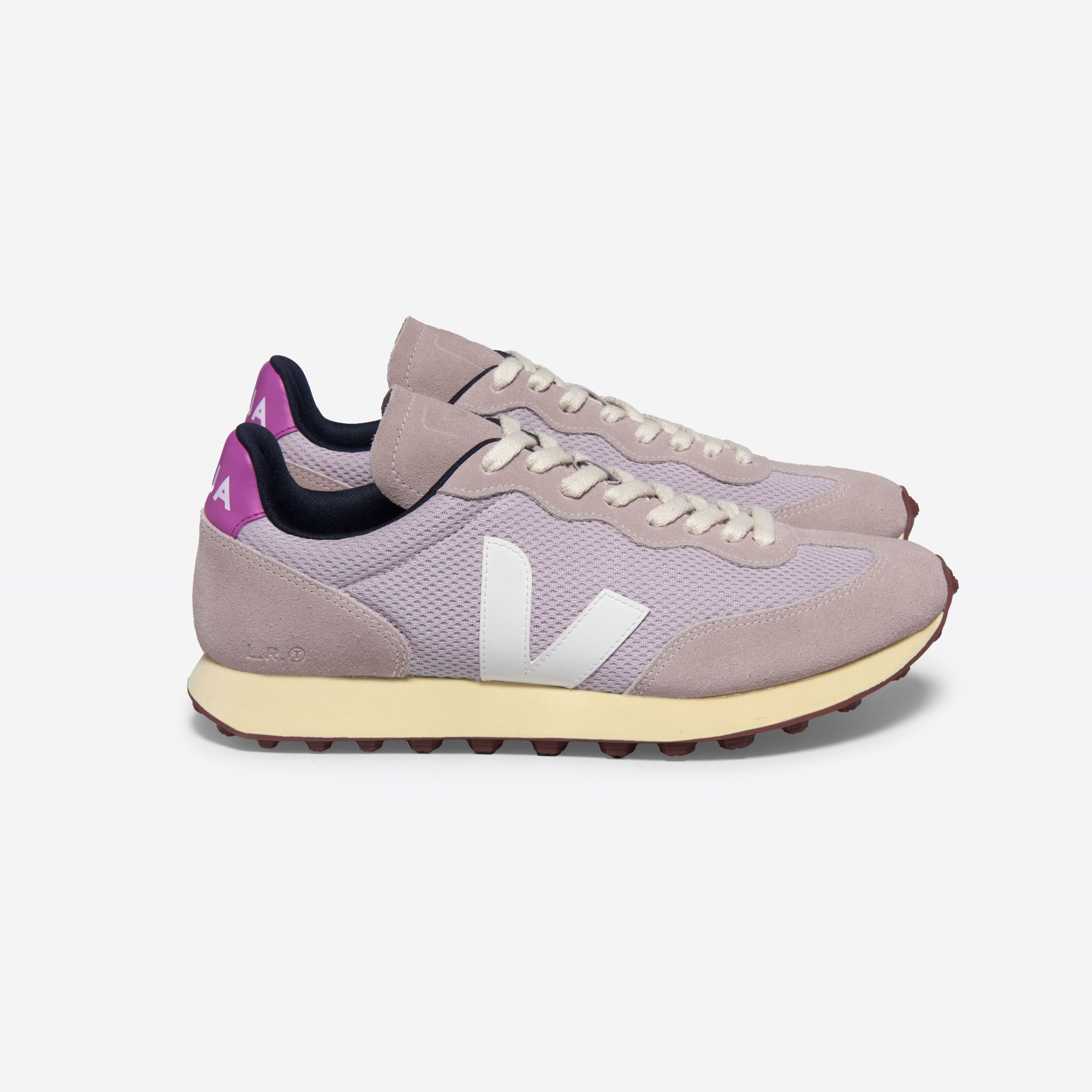Lila Sneaker mit weißem "V" an der Seite und lila Akzenten an der Ferse, auf weißem Hintergrund.