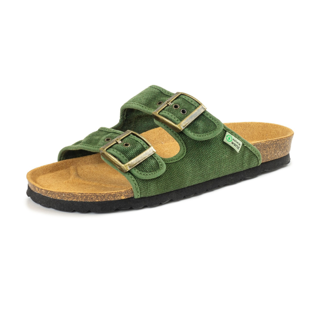 Grüne Sandale mit zwei Riemen und Schnallen auf einem Korkfußbett und schwarzer Sohle.