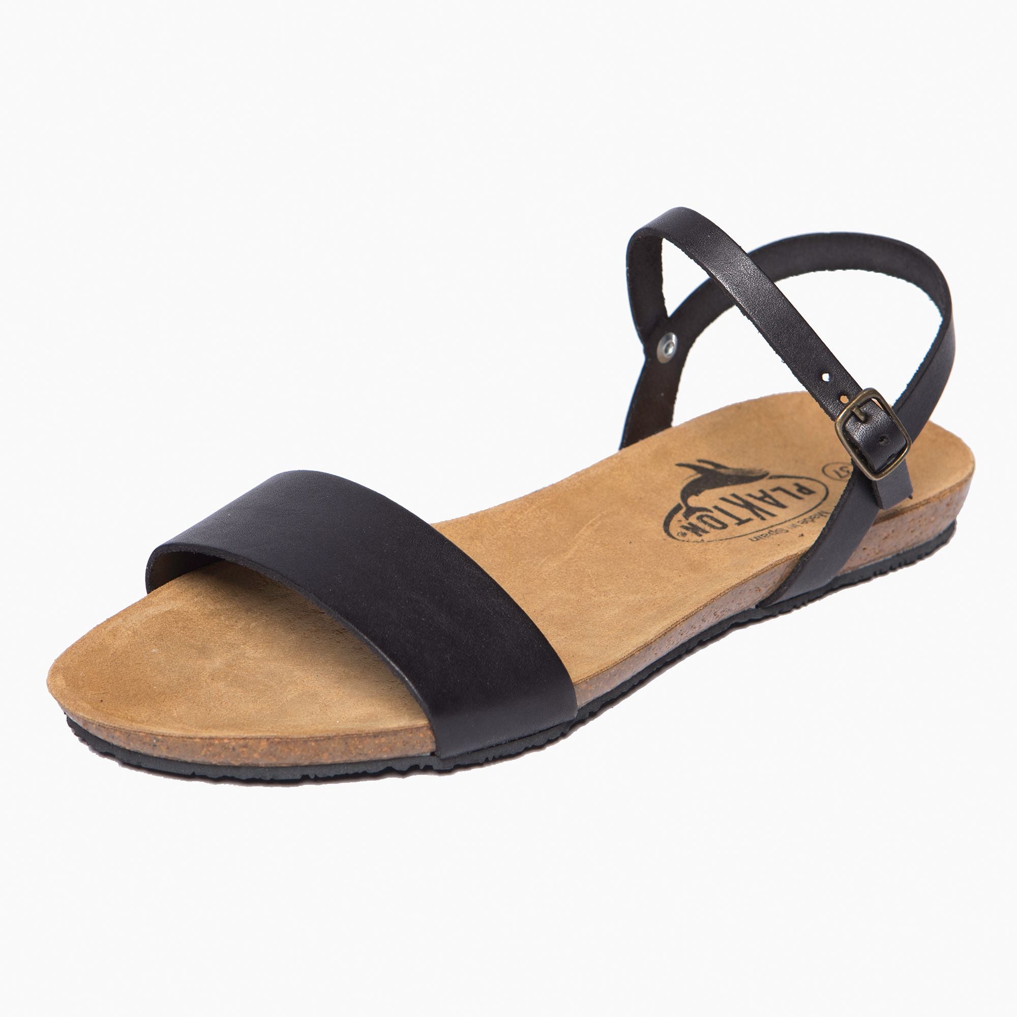 Schwarze Ledersandale mit einfacher Zehenriemen und verstellbarem Knöchelriemen auf einer braunen Sohle.