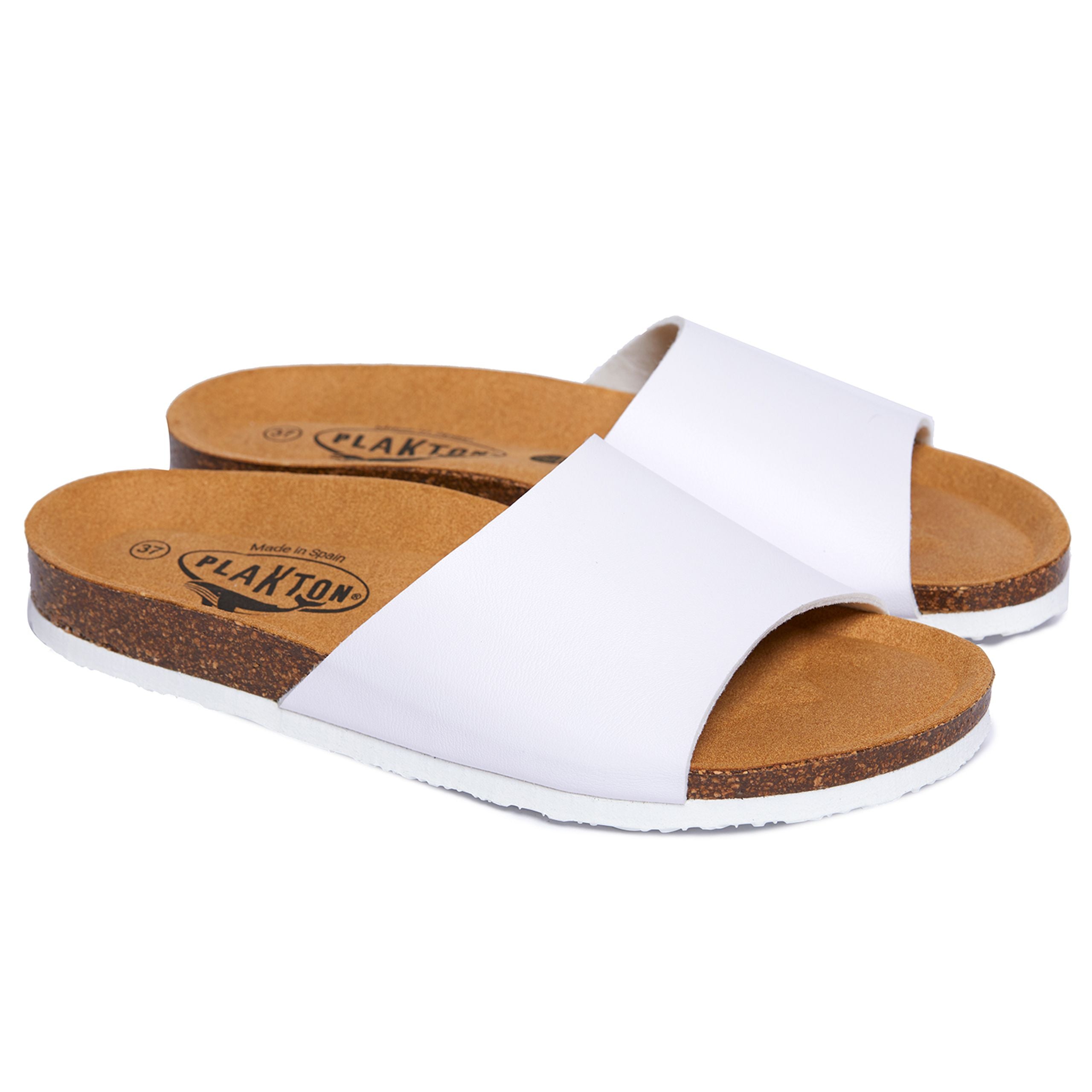 Weiße Sandalen mit einem breiten Riemen und einer braunen Korksohle, seitlich sichtbar.