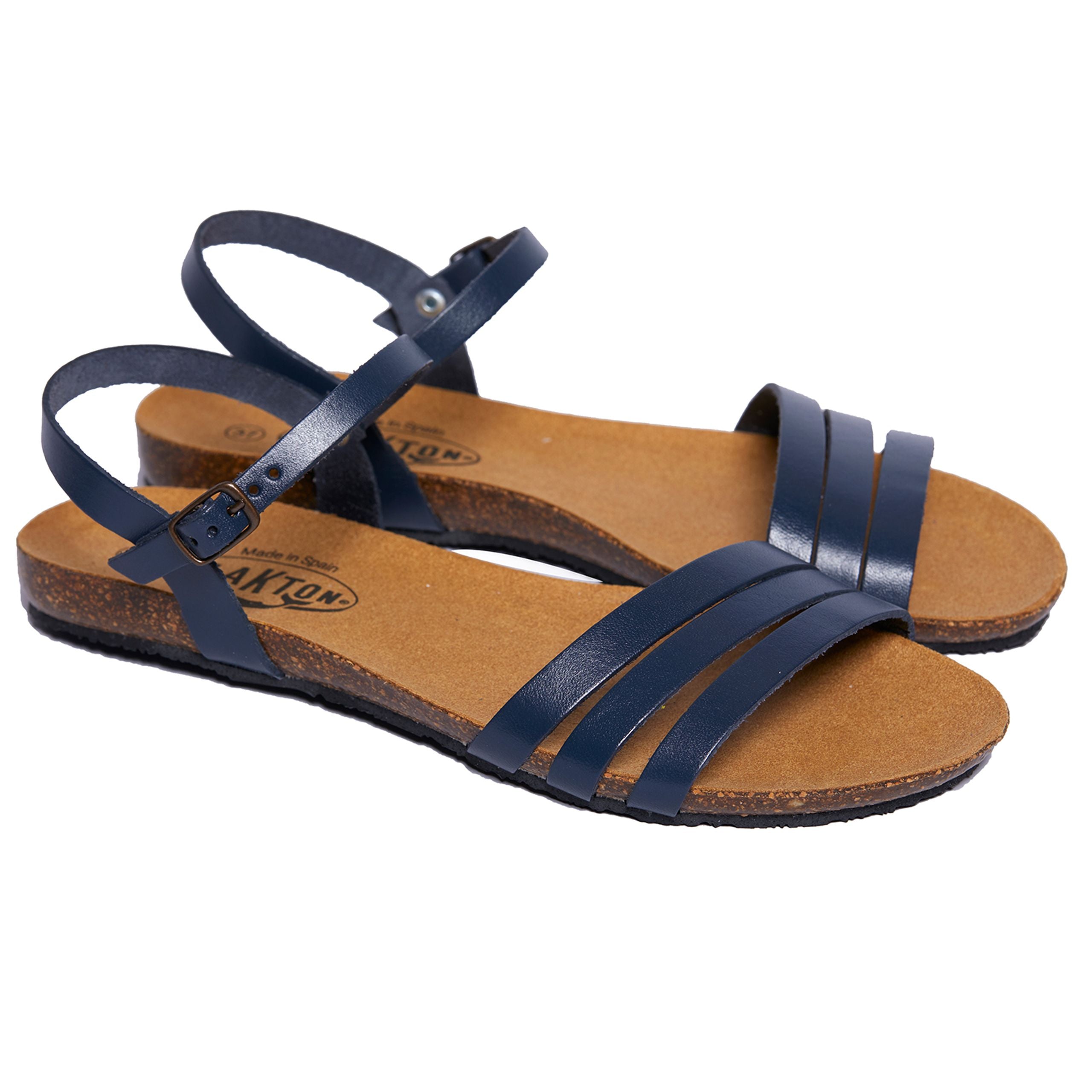 Ein Paar dunkelblaue Ledersandalen mit brauner Sohle und verstellbarem Fersenriemen.