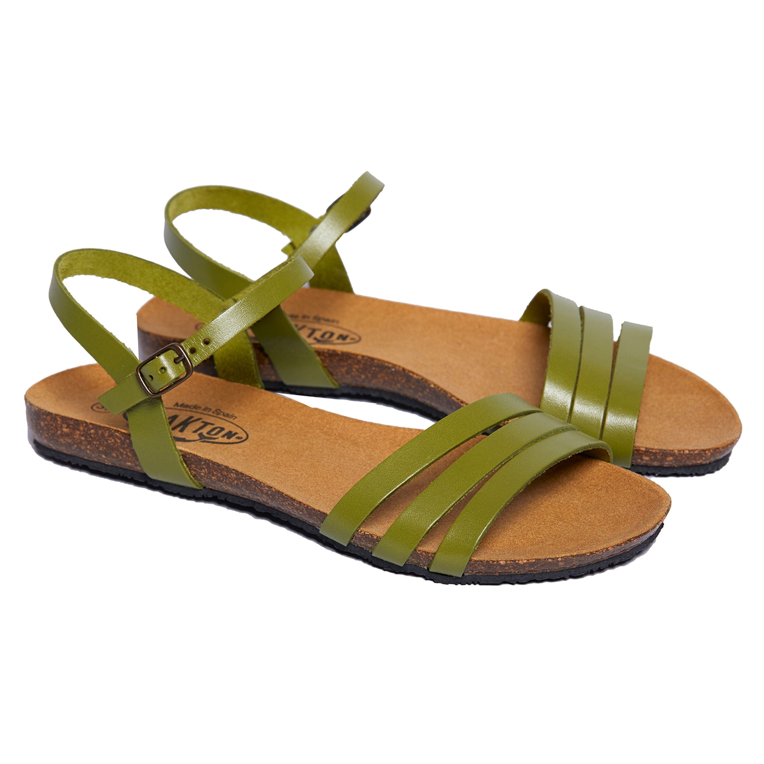 Grüne Ledersandalen mit flachem Fußbett und verstellbaren Riemen.