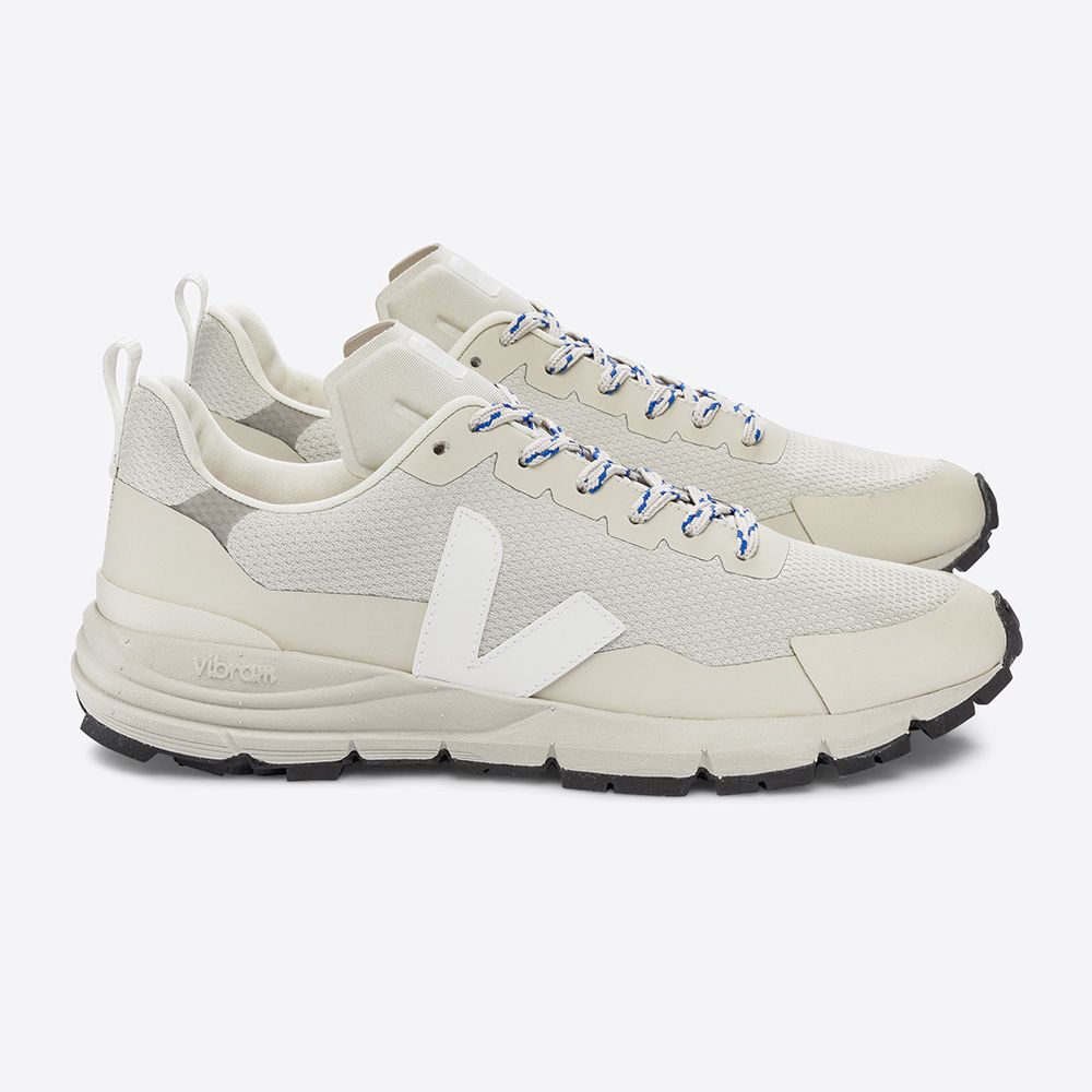 Weiße Sneaker mit blauen Schnürsenkeln und schwarzer Sohle, seitlich von der Marke Veja gezeigt.