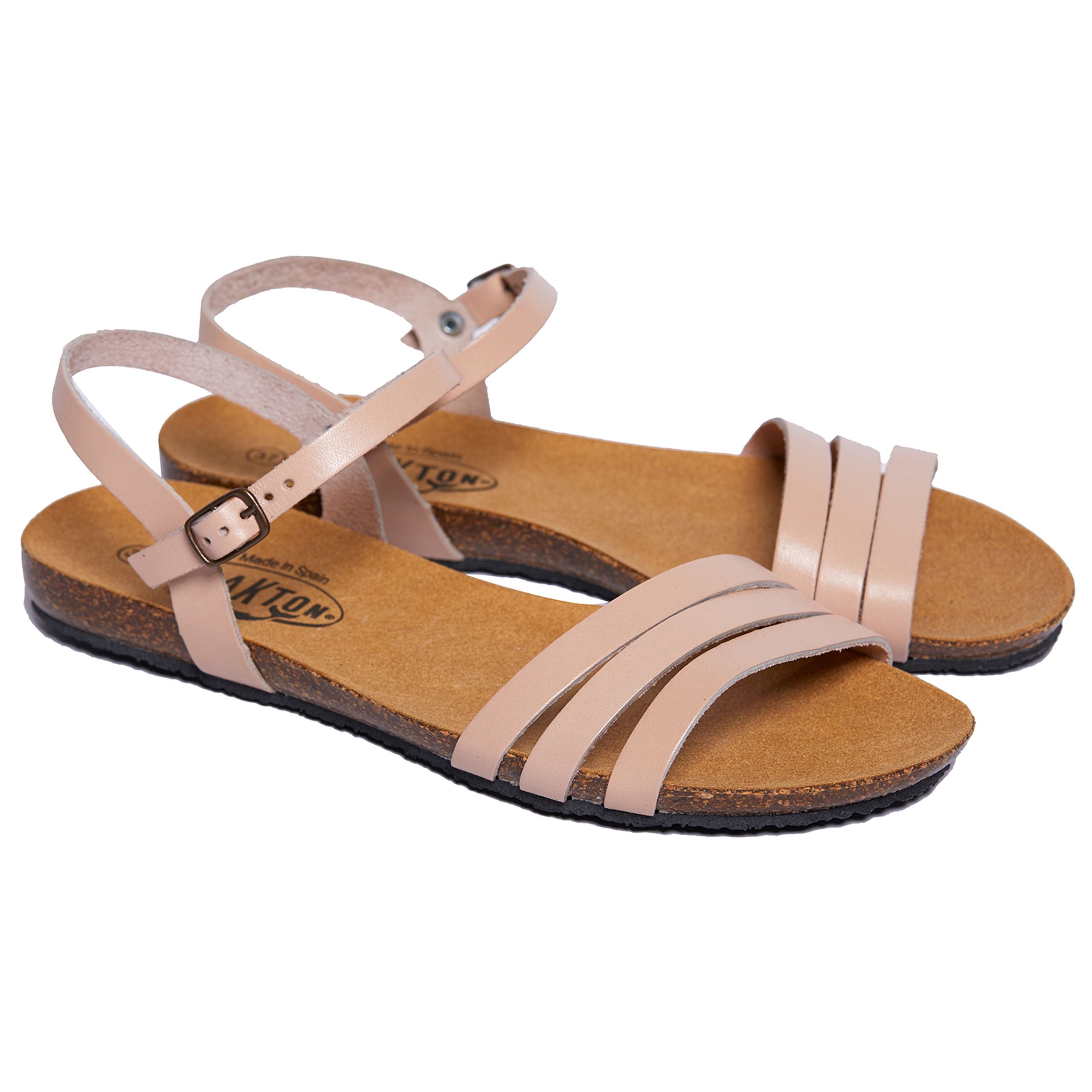 Beige Ledersandalen mit brauner Sohle und seitlicher Schnalle, auf weißem Hintergrund.