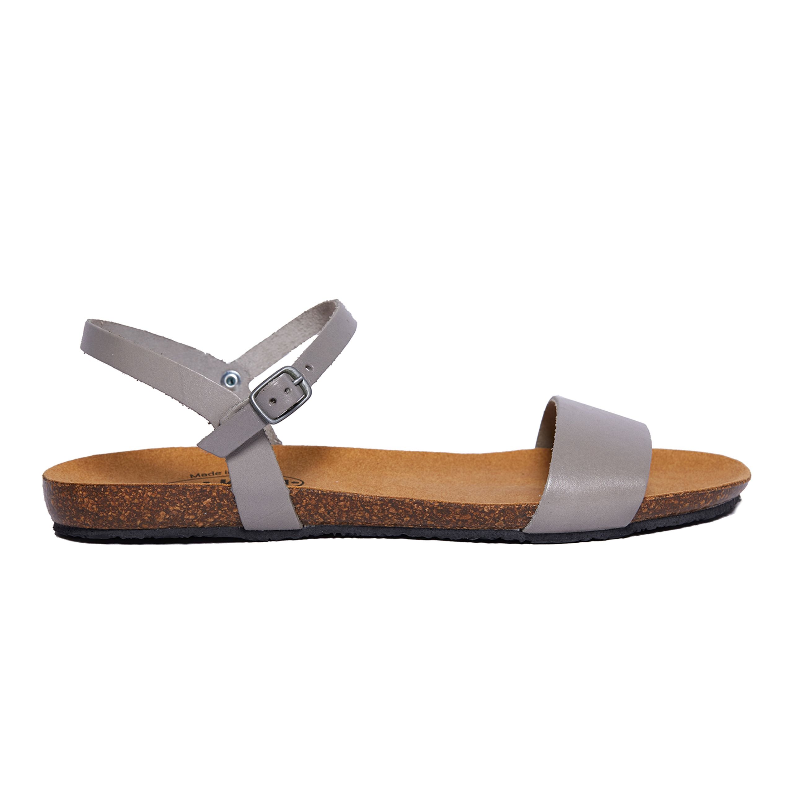 Graue Ledersandale mit verstellbarem Knöchelriemen und flacher Korksohle, seitlich betrachtet.