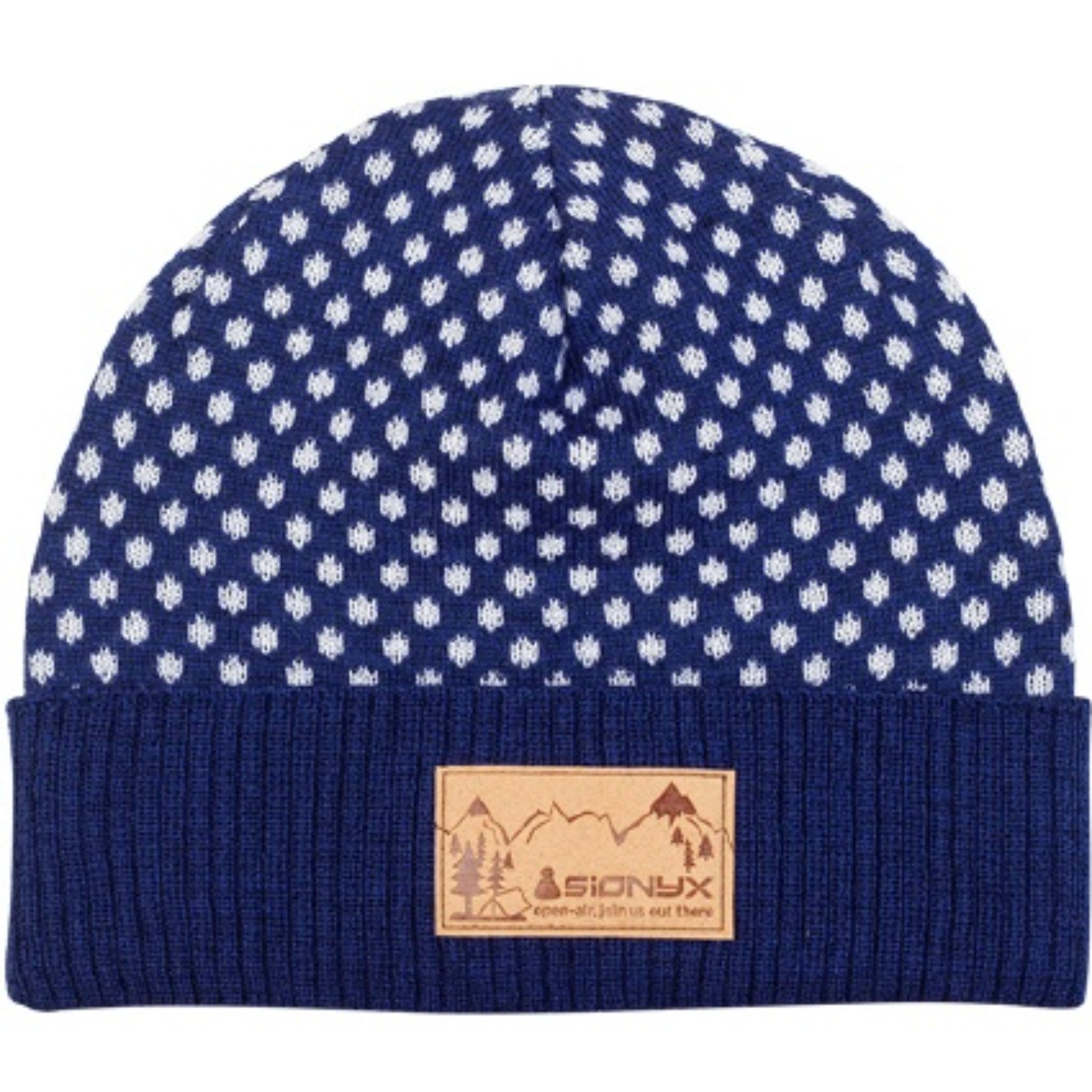 Eine blaue Strickmütze mit weißen Punkten und umgeschlagener Krempe, auf der ein brauner Aufnäher mit Berg-, Baum- und Zeltillustrationen und dem Text "SIONYX - see what's in us out there" abgebildet ist.